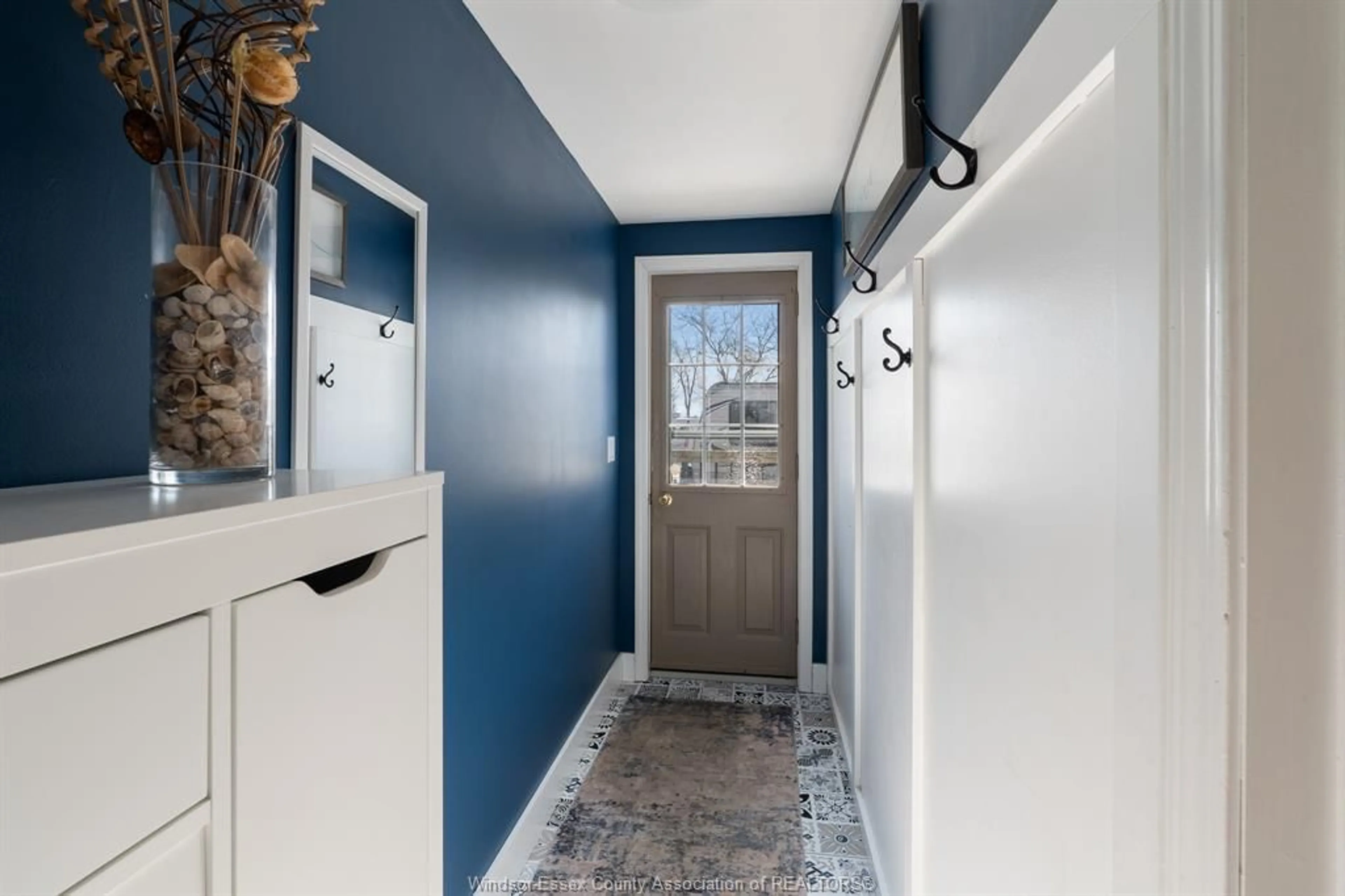 Indoor entryway for 20951 Pier Rd #8 Lake Rd, Wheatley Ontario N0P 2P0