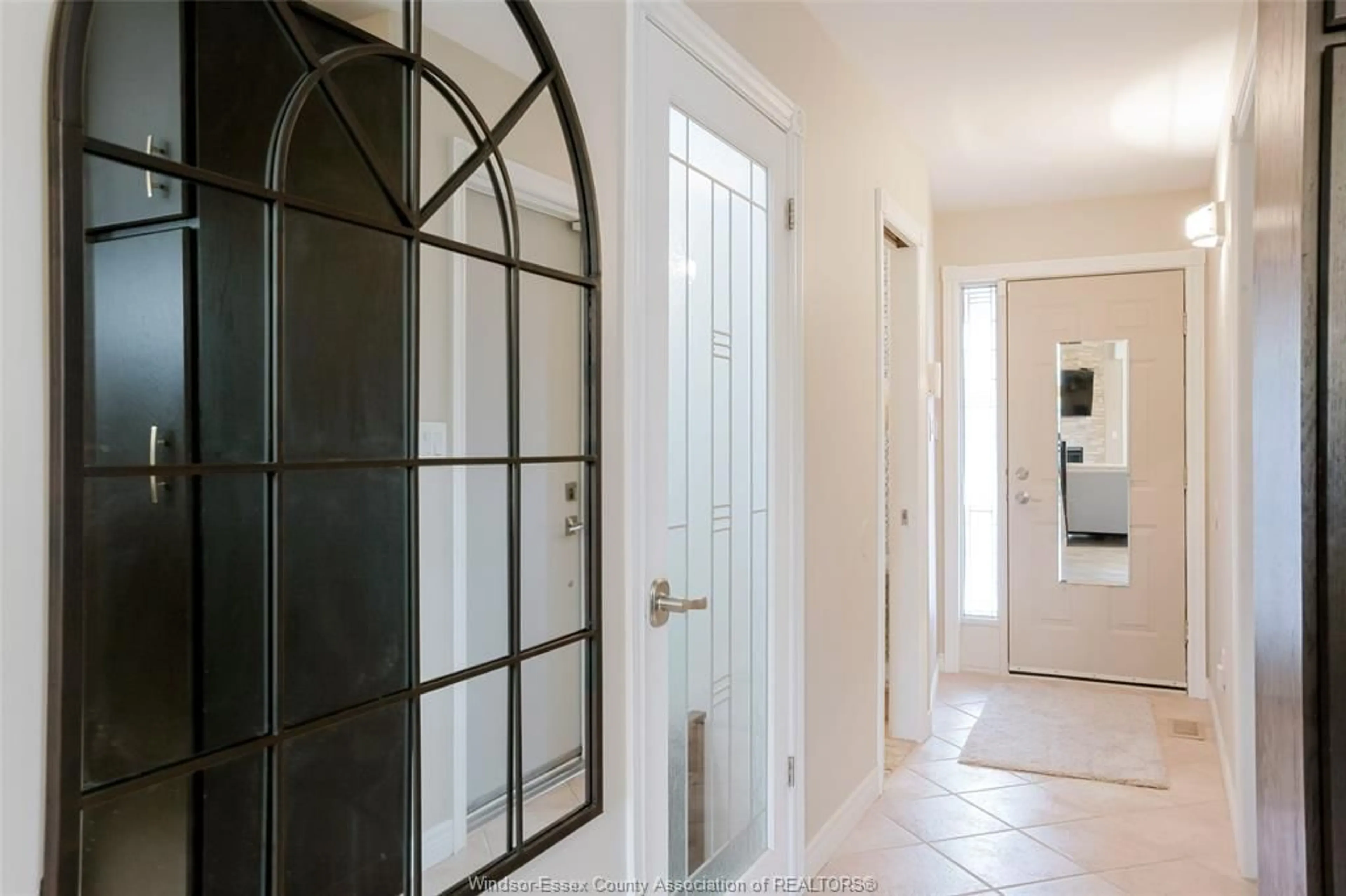 Indoor entryway for 395 TUSCANY, Tecumseh Ontario N8N 4W6