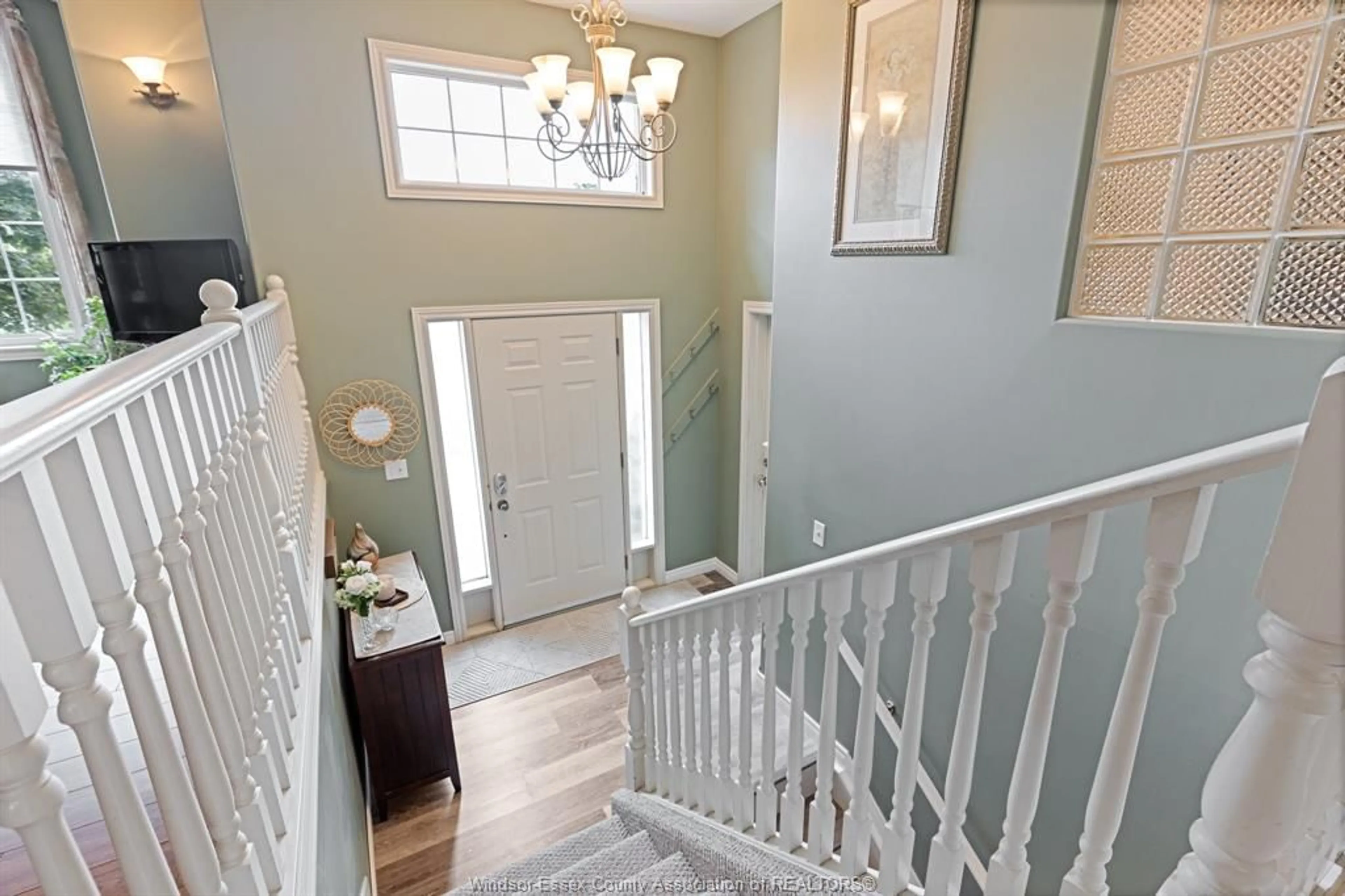 Indoor entryway for 141 RAILWAY Crt, Kingsville Ontario N9Y 3Z6