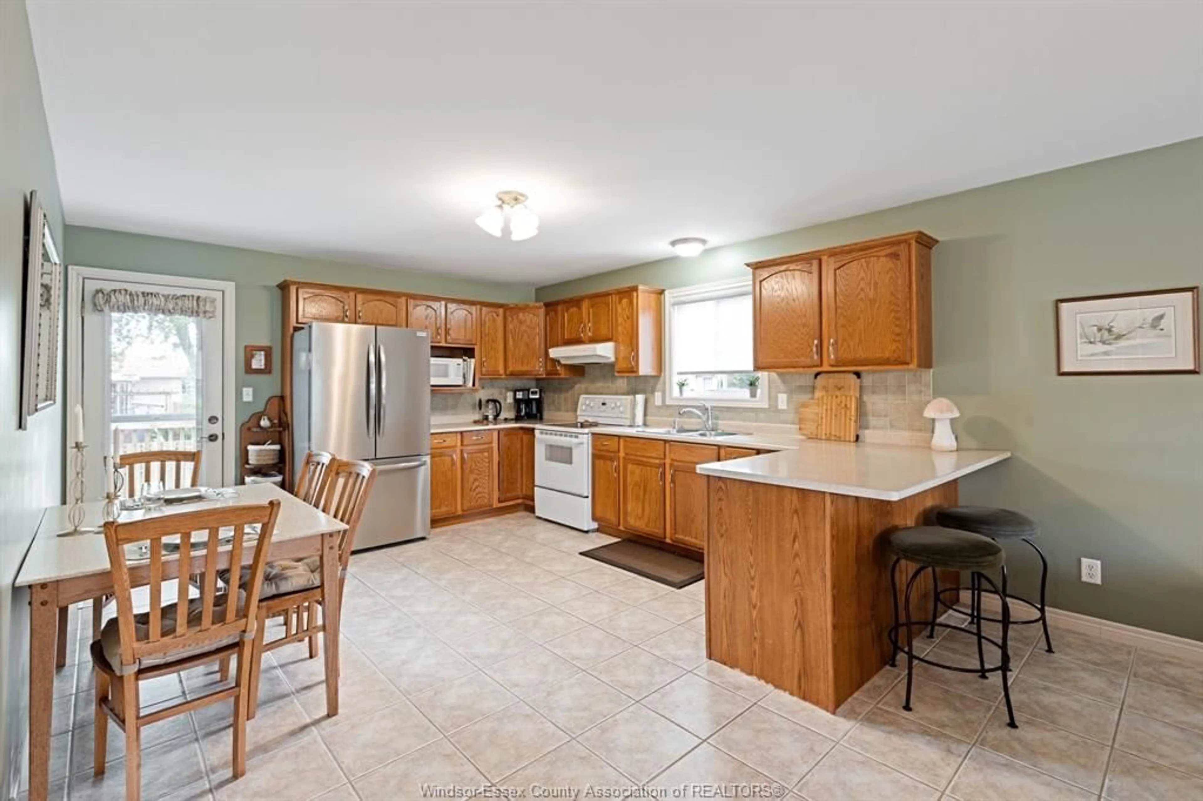 Open concept kitchen, ceramic/tile floor for 141 RAILWAY Crt, Kingsville Ontario N9Y 3Z6
