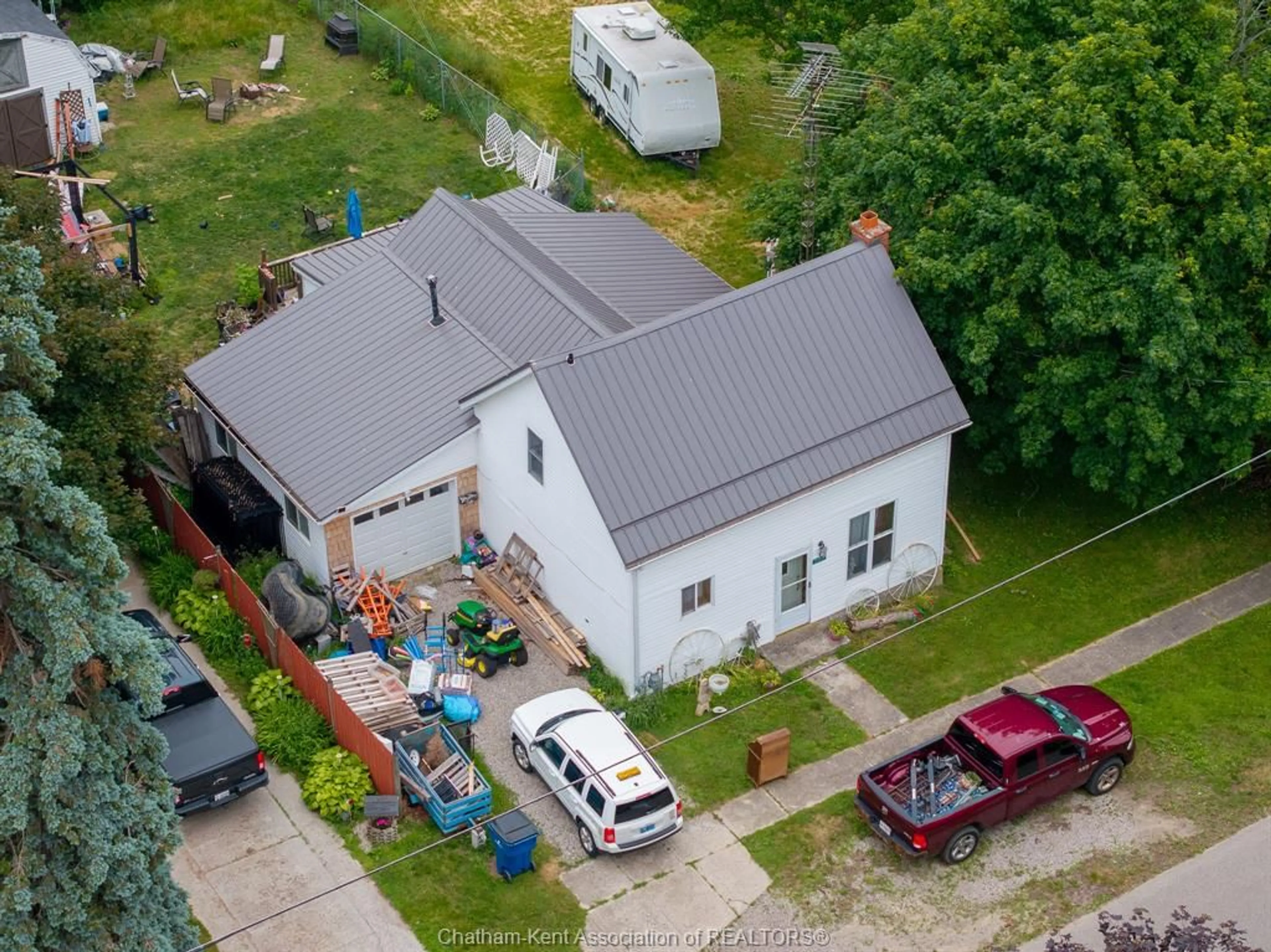 A pic from outside/outdoor area/front of a property/back of a property/a pic from drone, building for 249 VICTORIA St, Highgate Ontario N0P 1T0