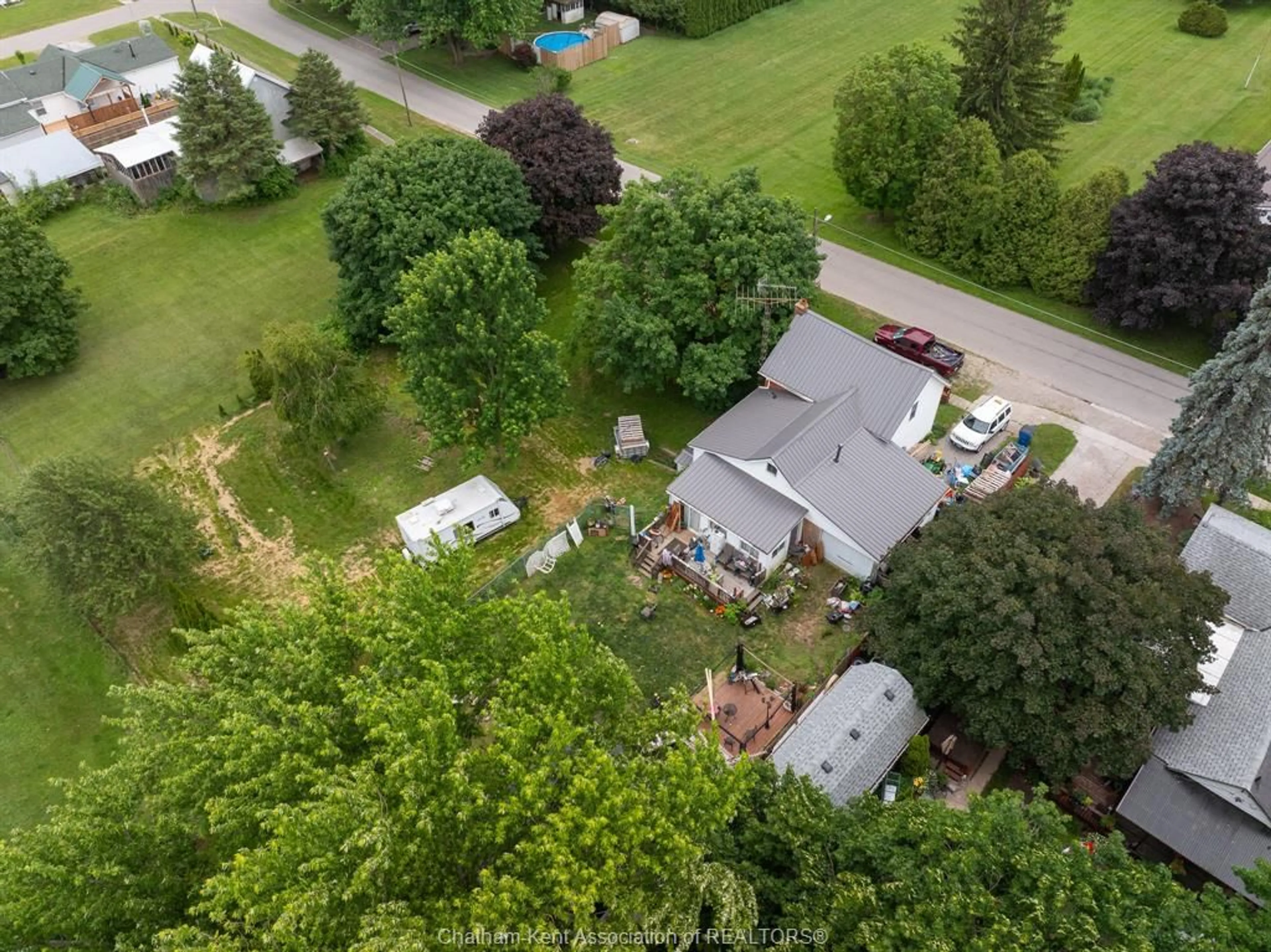 A pic from outside/outdoor area/front of a property/back of a property/a pic from drone, unknown for 249 VICTORIA St, Highgate Ontario N0P 1T0