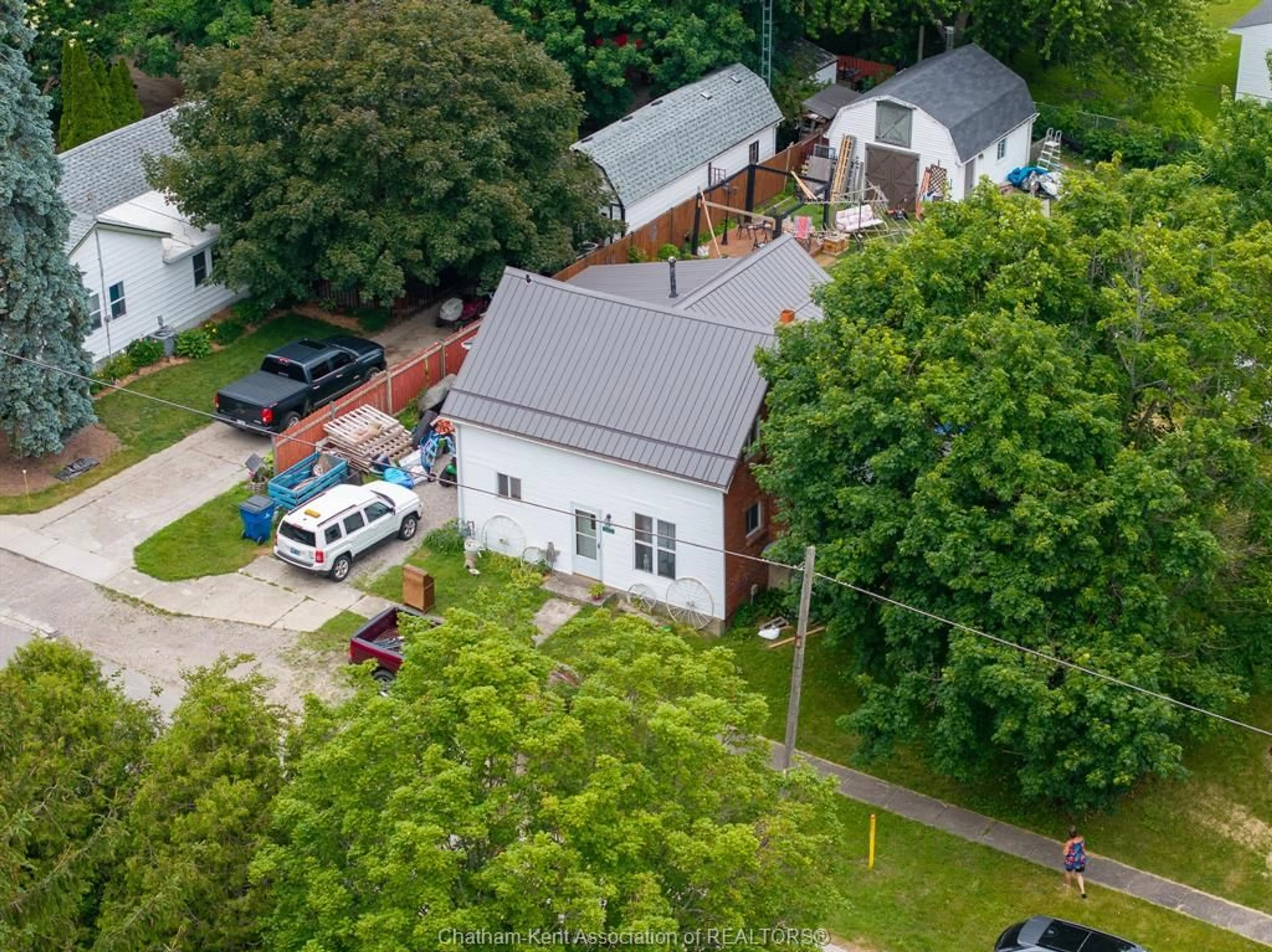 A pic from outside/outdoor area/front of a property/back of a property/a pic from drone, street for 249 VICTORIA St, Highgate Ontario N0P 1T0