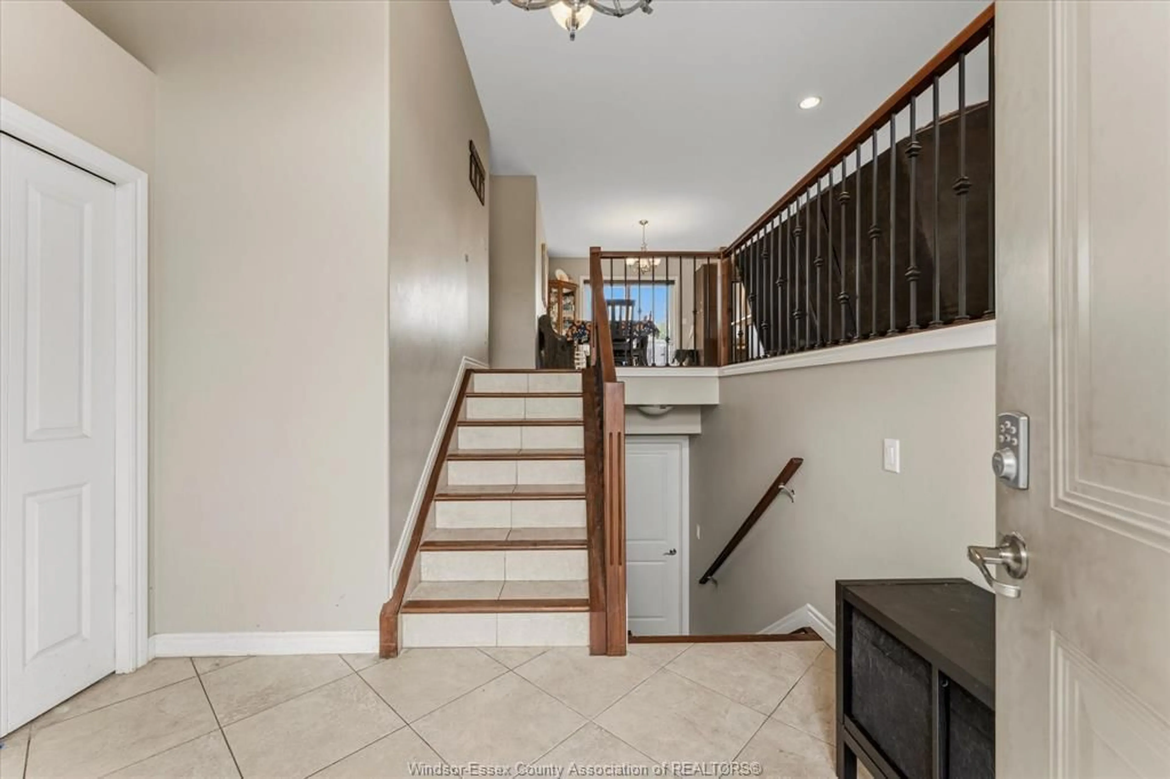 Indoor foyer for 341 PIROLI Cres, Lakeshore Ontario N0R 1A0