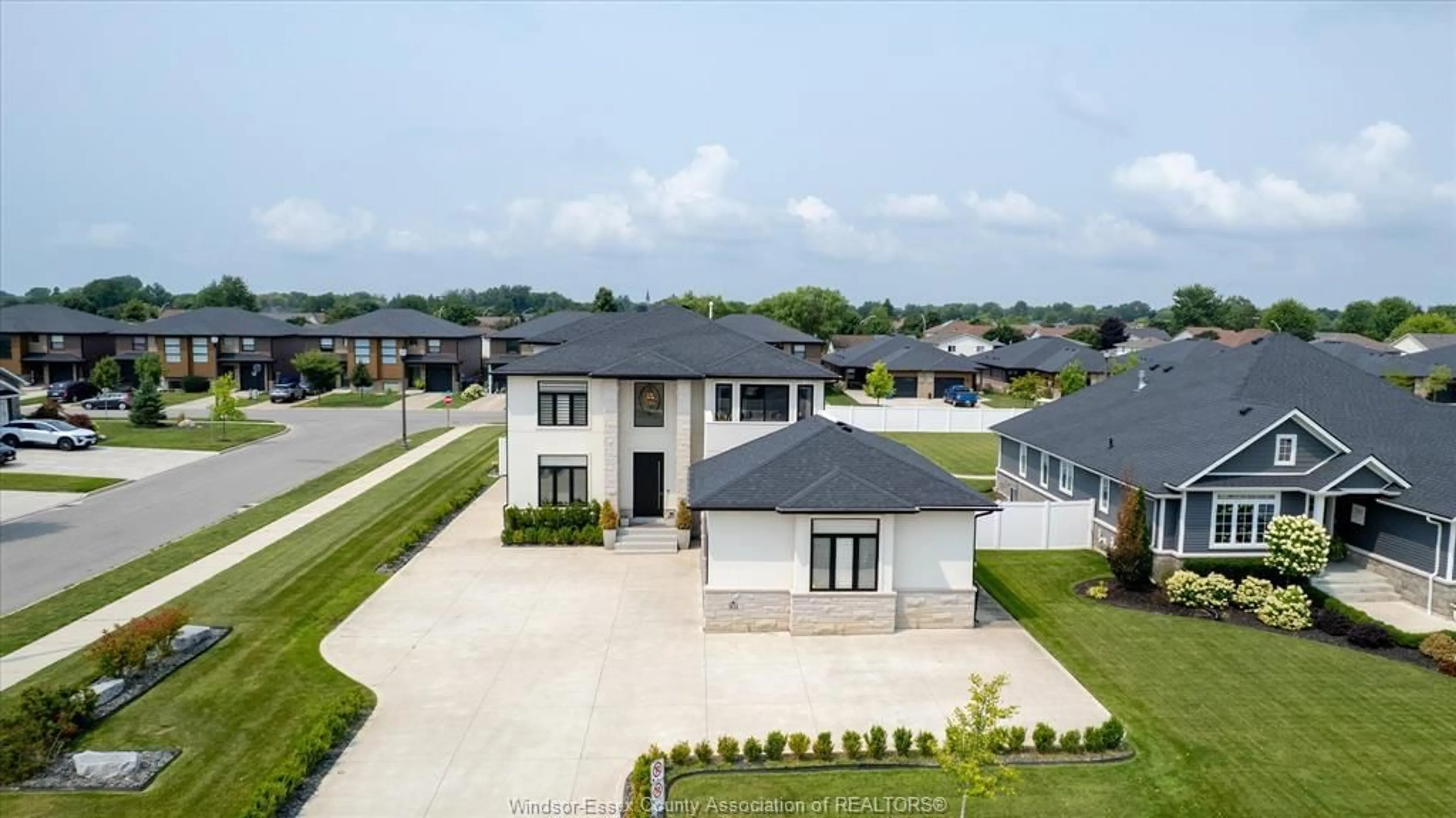 A pic from outside/outdoor area/front of a property/back of a property/a pic from drone, street for 501 CALDWELL Crt, Amherstburg Ontario N9V 0G4