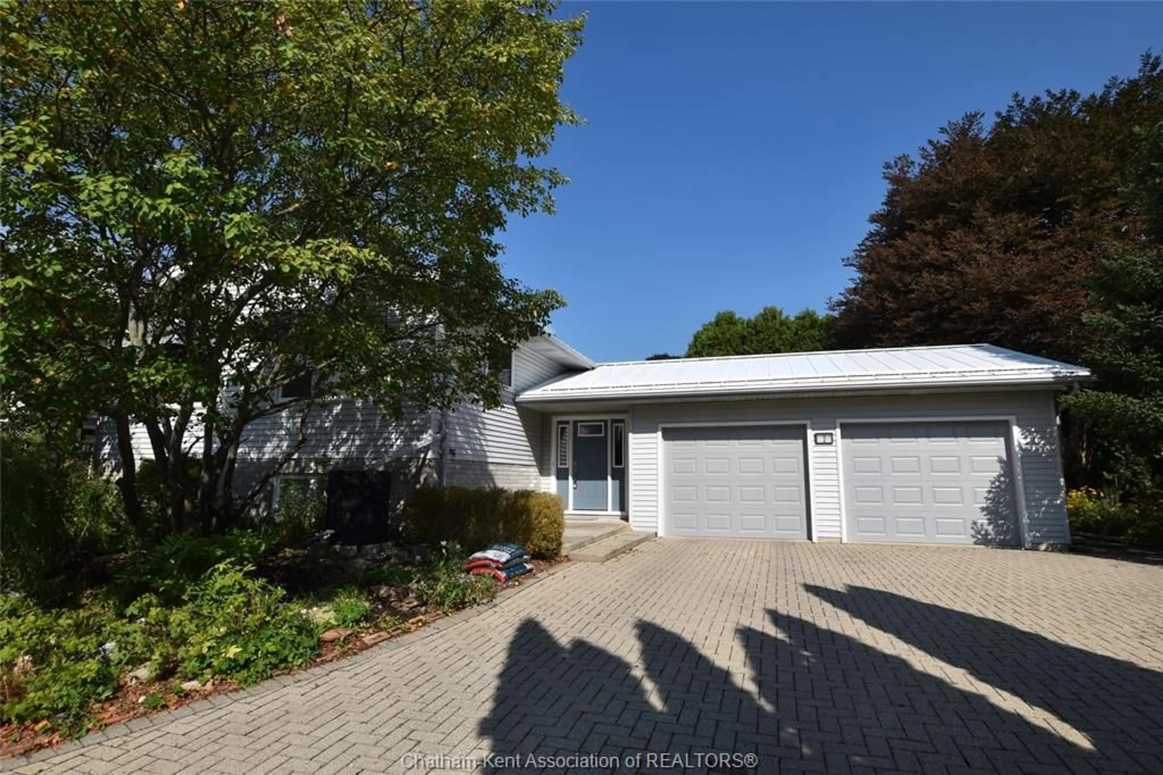 A pic from outside/outdoor area/front of a property/back of a property/a pic from drone, street for 3 Kyle Dr, Ridgetown Ontario N0P 2C0