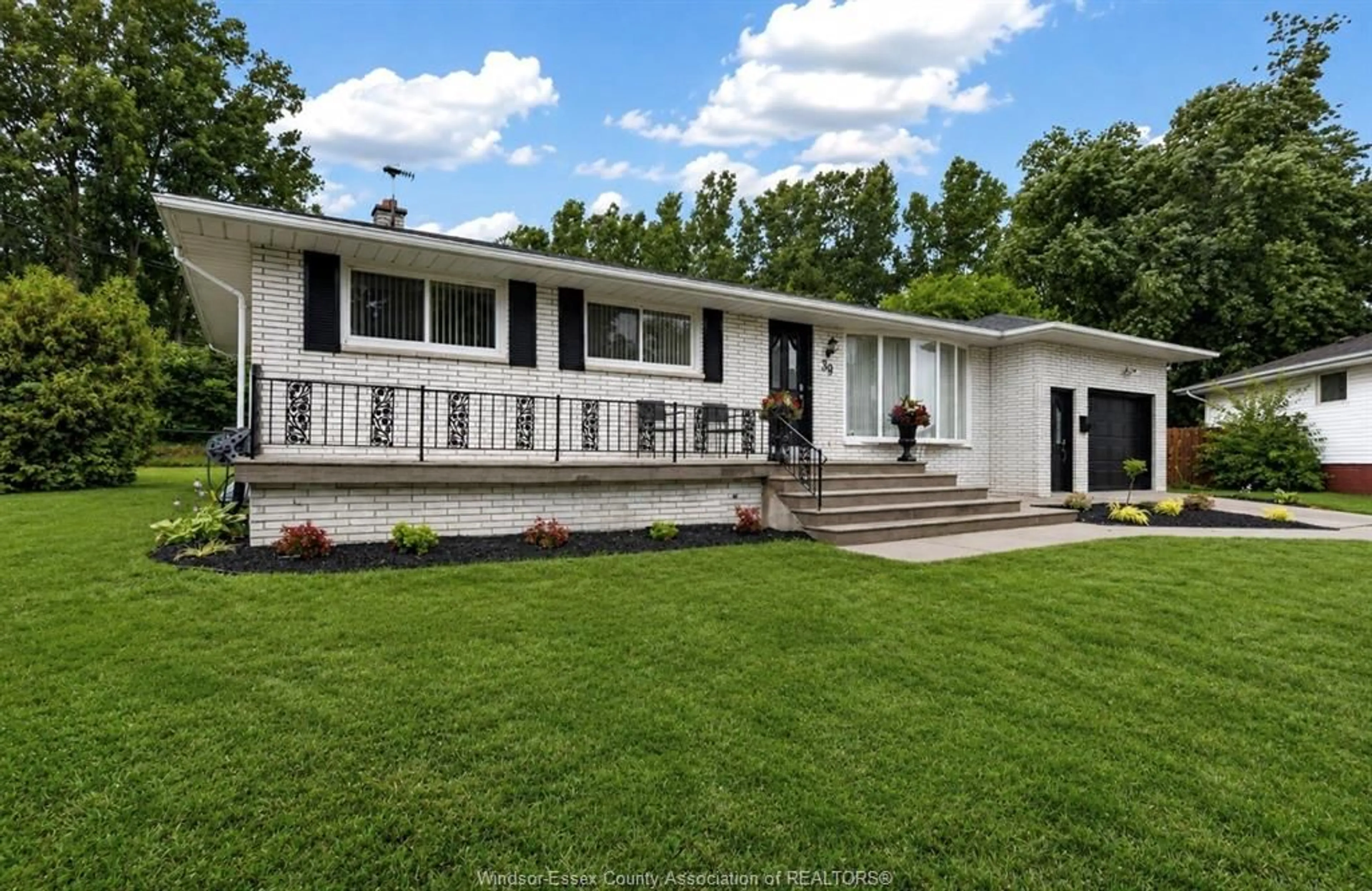 Home with vinyl exterior material, street for 39 JOHNSON Ave, Leamington Ontario N8H 3T8