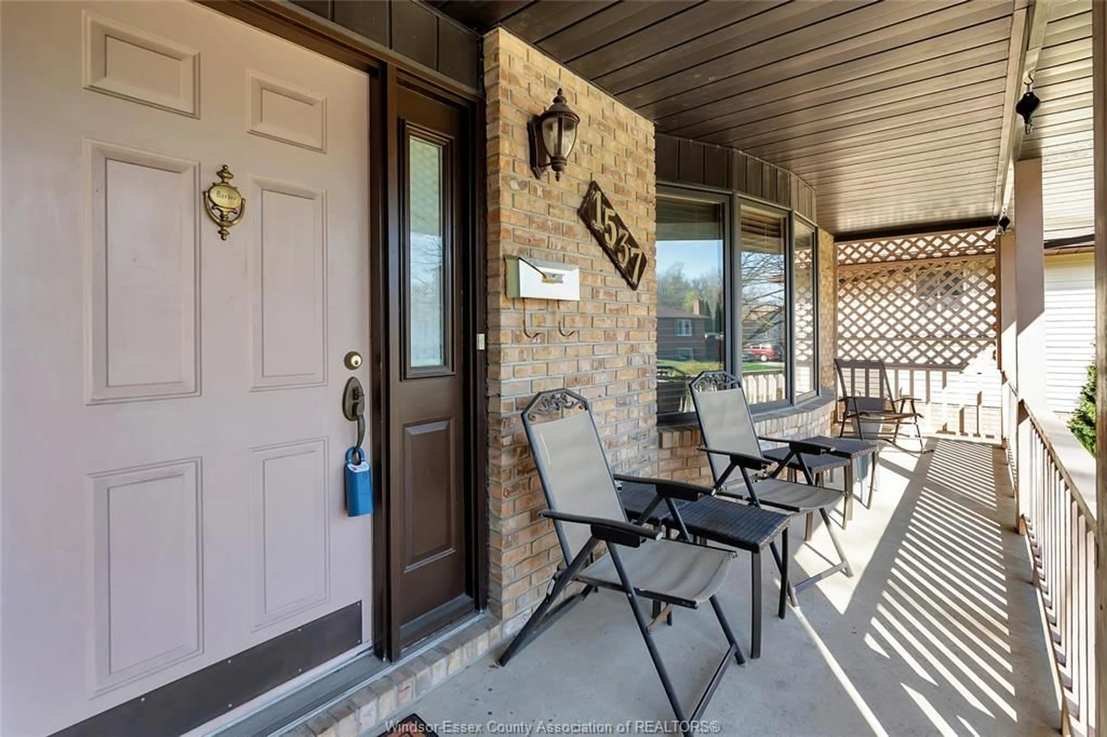 Indoor entryway for 1537 ROSATI, LaSalle Ontario N9J 2Z7