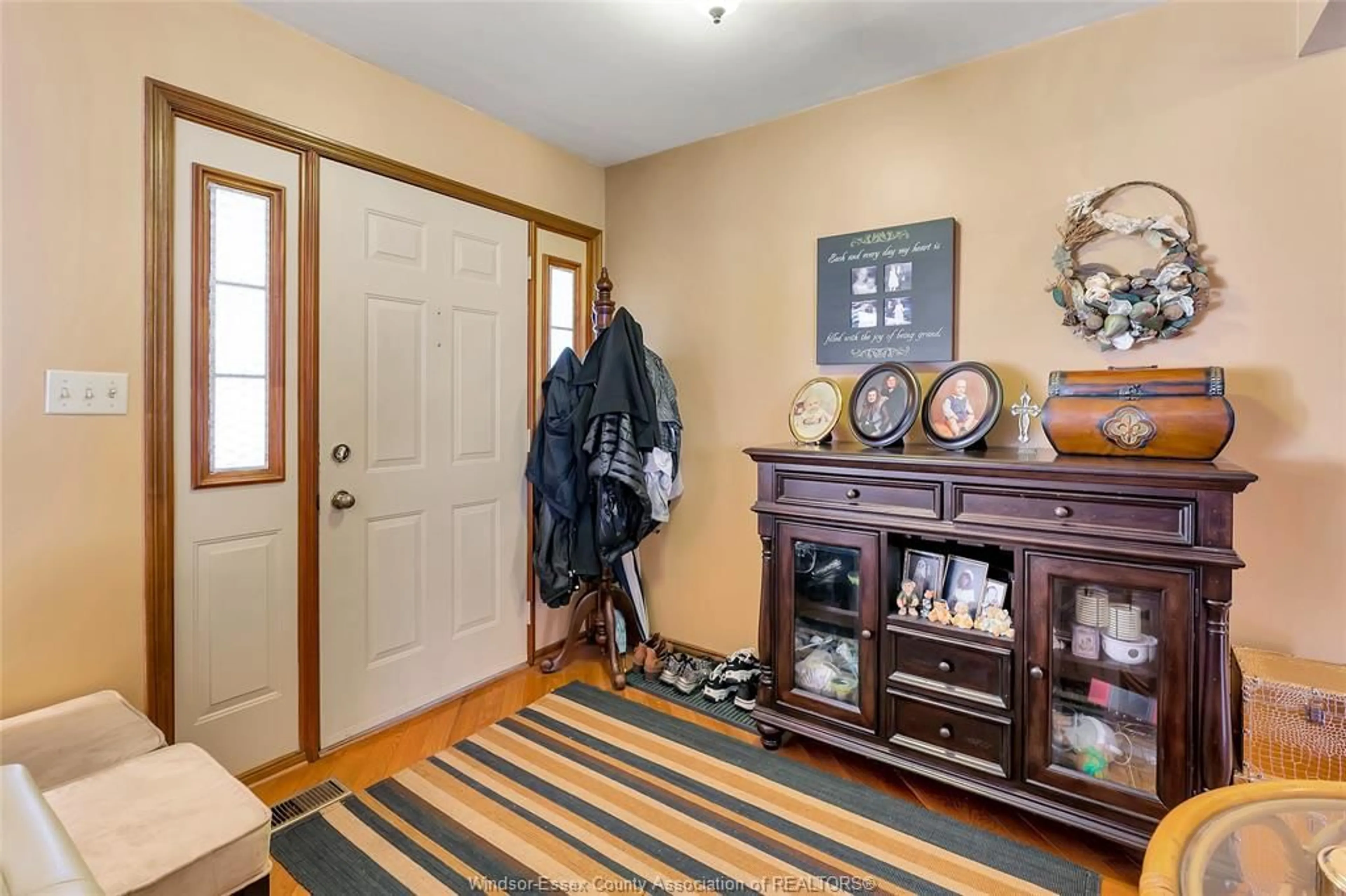 Indoor entryway for 1537 ROSATI, LaSalle Ontario N9J 2Z7