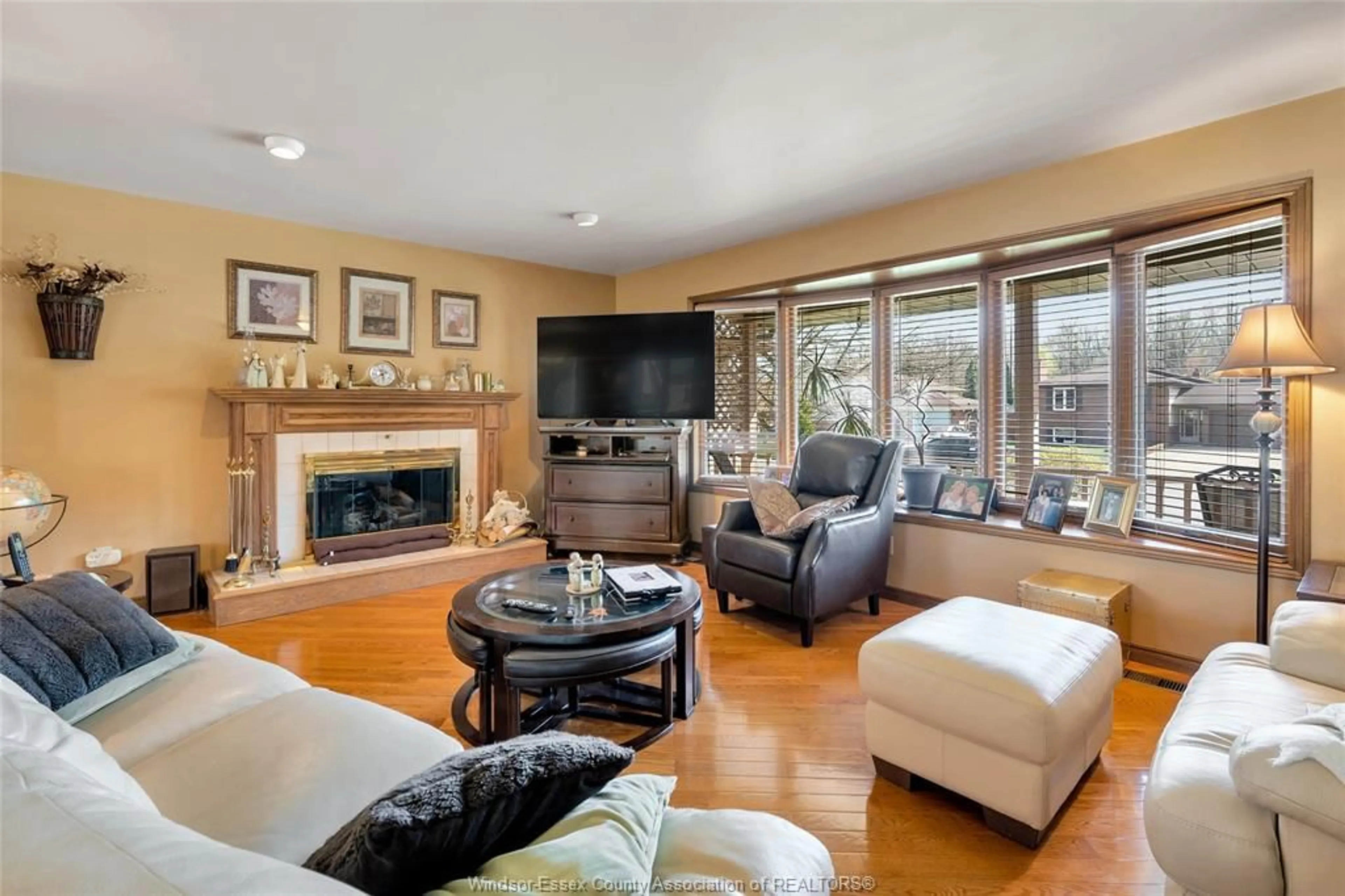 Living room with furniture, ceramic/tile floor for 1537 ROSATI, LaSalle Ontario N9J 2Z7