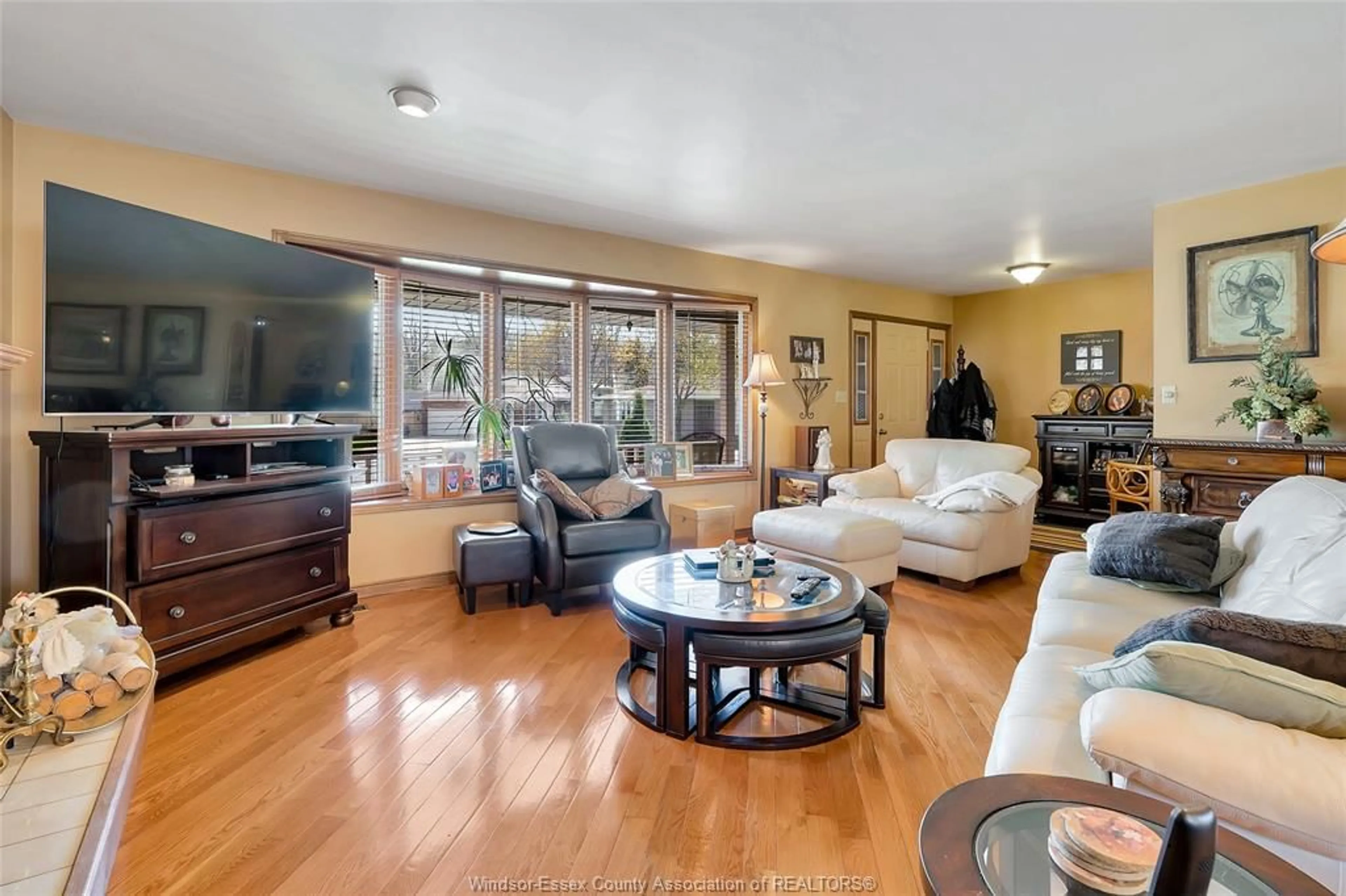 Living room with furniture, unknown for 1537 ROSATI, LaSalle Ontario N9J 2Z7