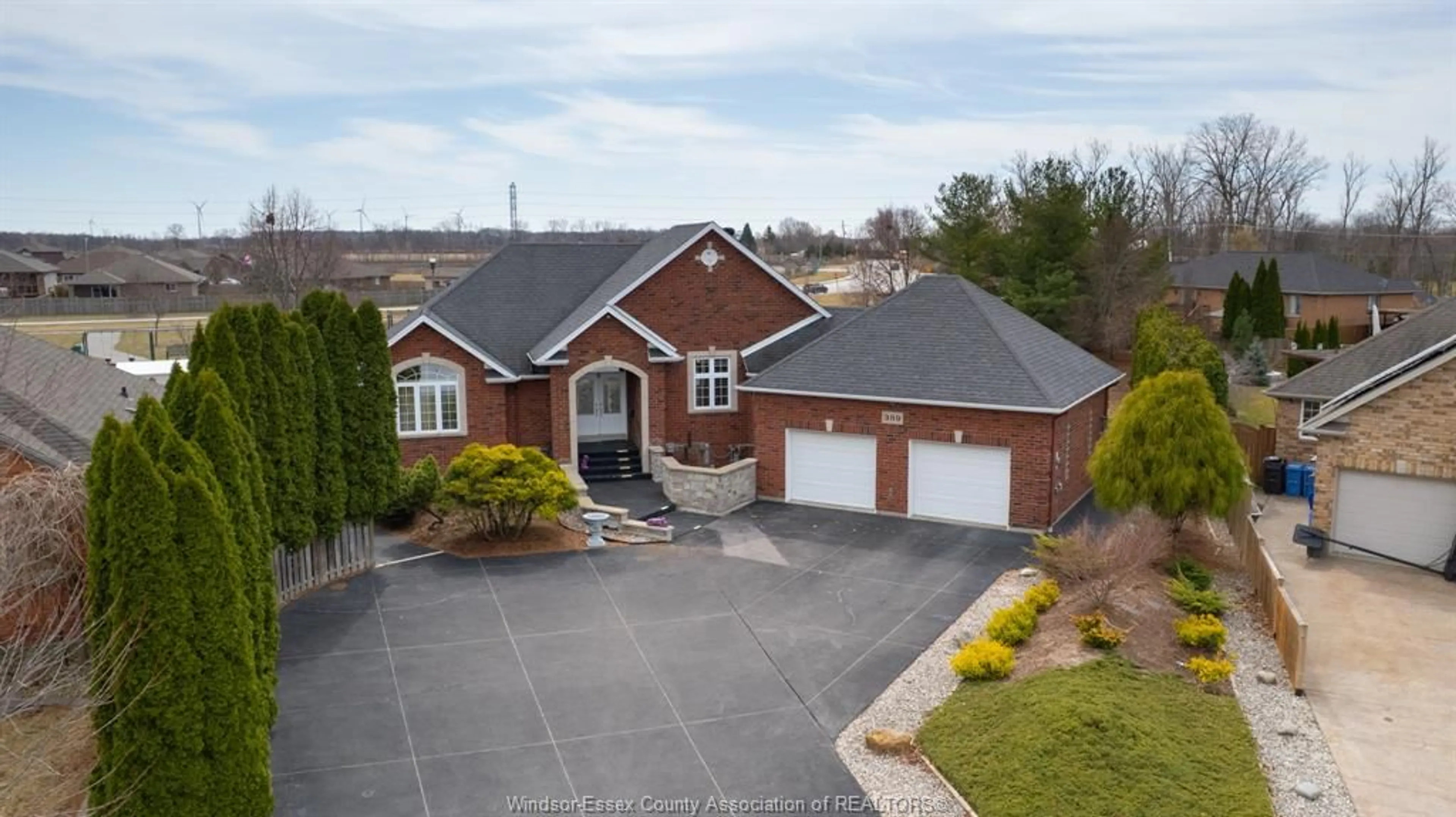A pic from outside/outdoor area/front of a property/back of a property/a pic from drone, street for 389 PINEHURST Dr, Lakeshore Ontario N8L 0X4