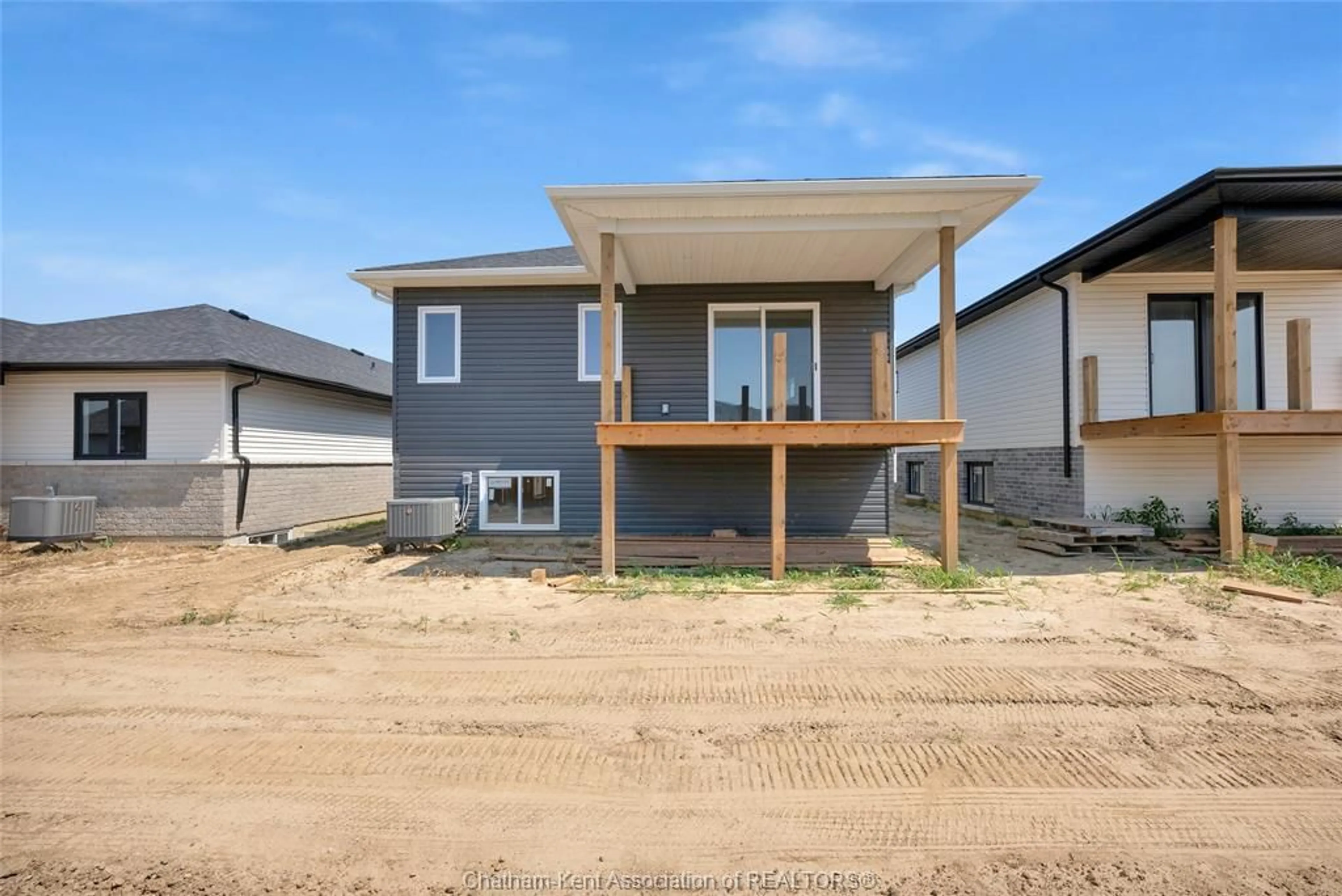 Home with vinyl exterior material, street for 315 IRONWOOD Trail, Chatham Ontario N7M 0T3