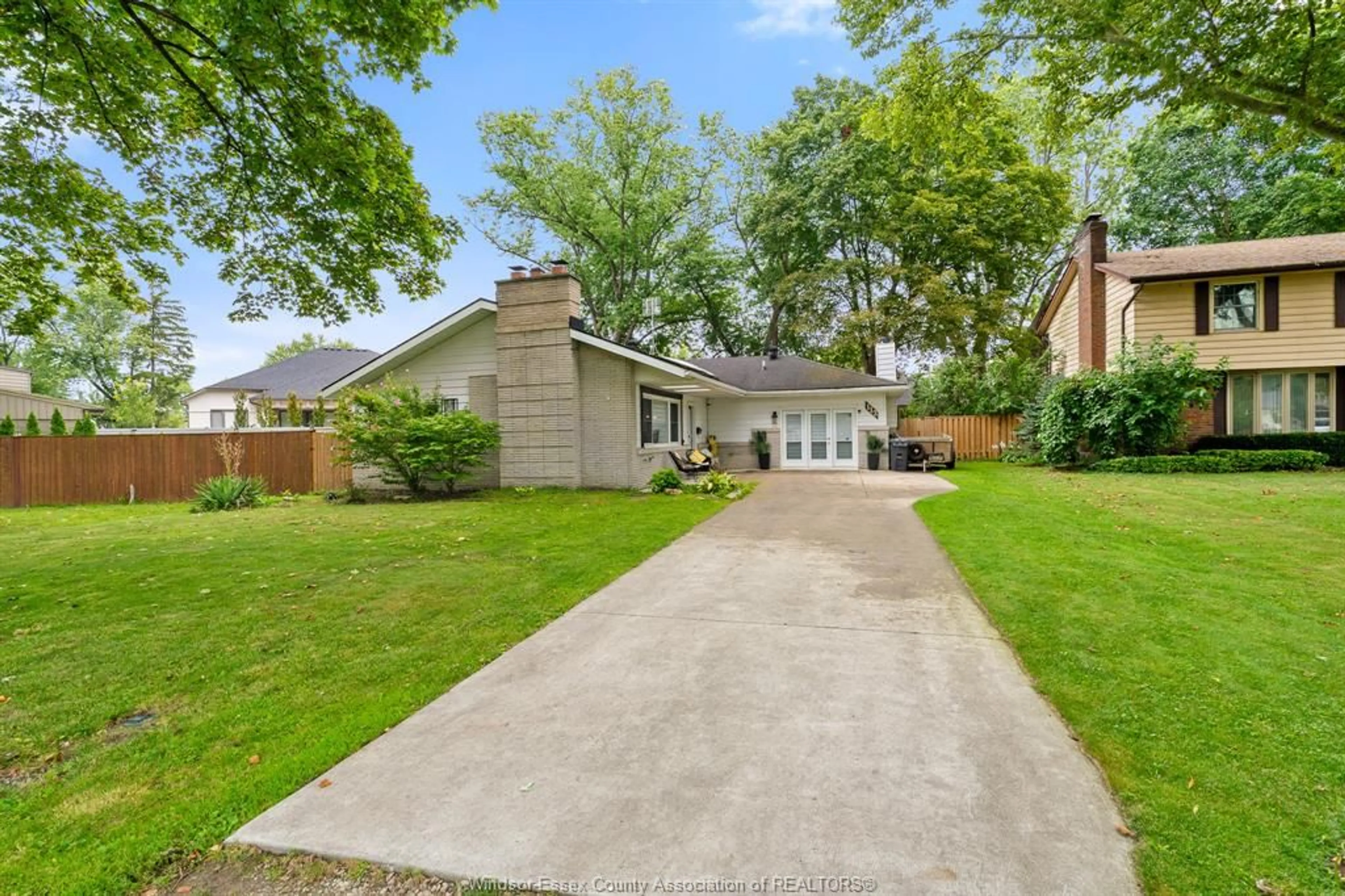 A pic from outside/outdoor area/front of a property/back of a property/a pic from drone, street for 112 CLOVELLY, Tecumseh Ontario N8N 1G1