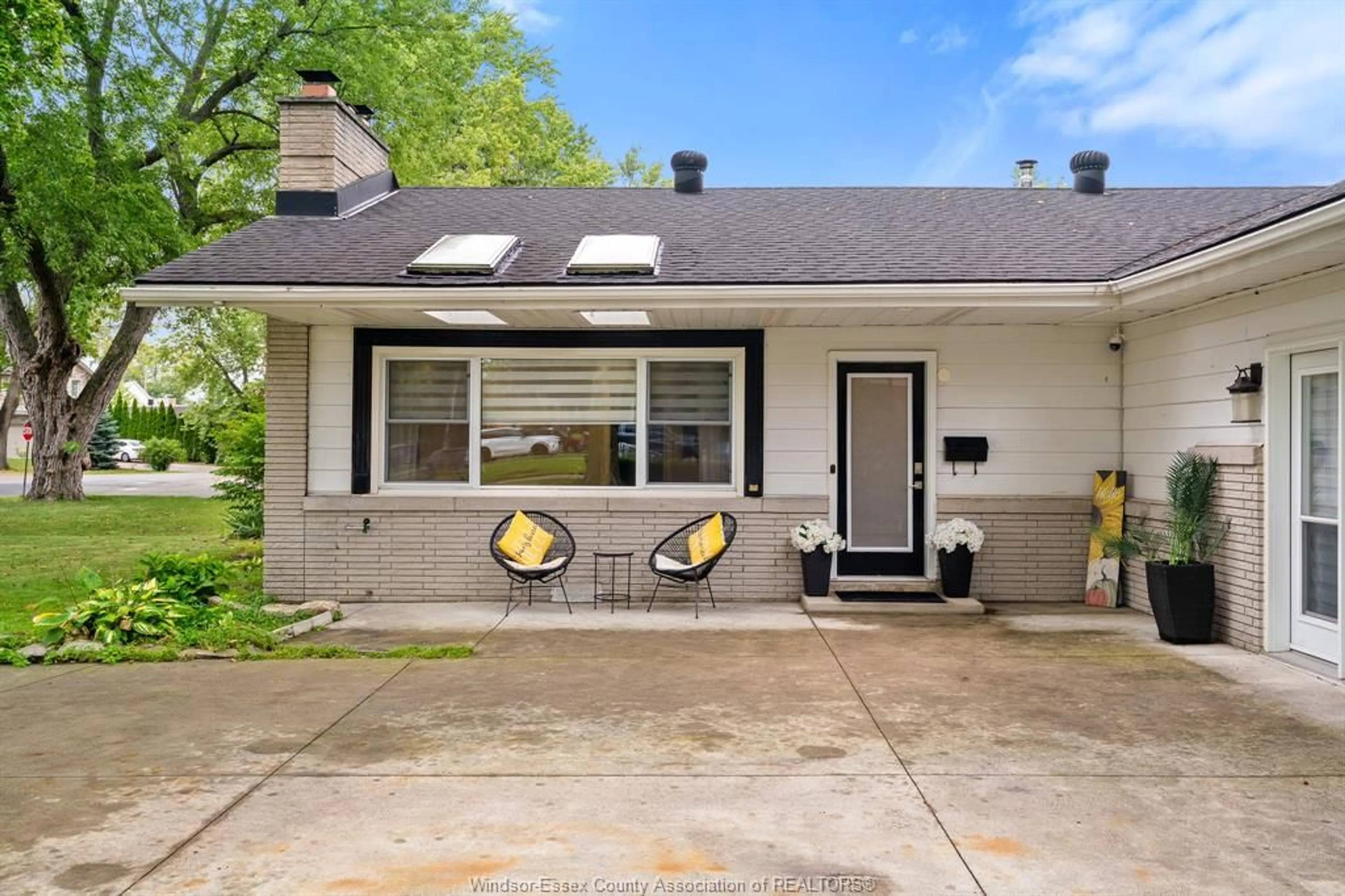 Home with vinyl exterior material, street for 112 CLOVELLY, Tecumseh Ontario N8N 1G1