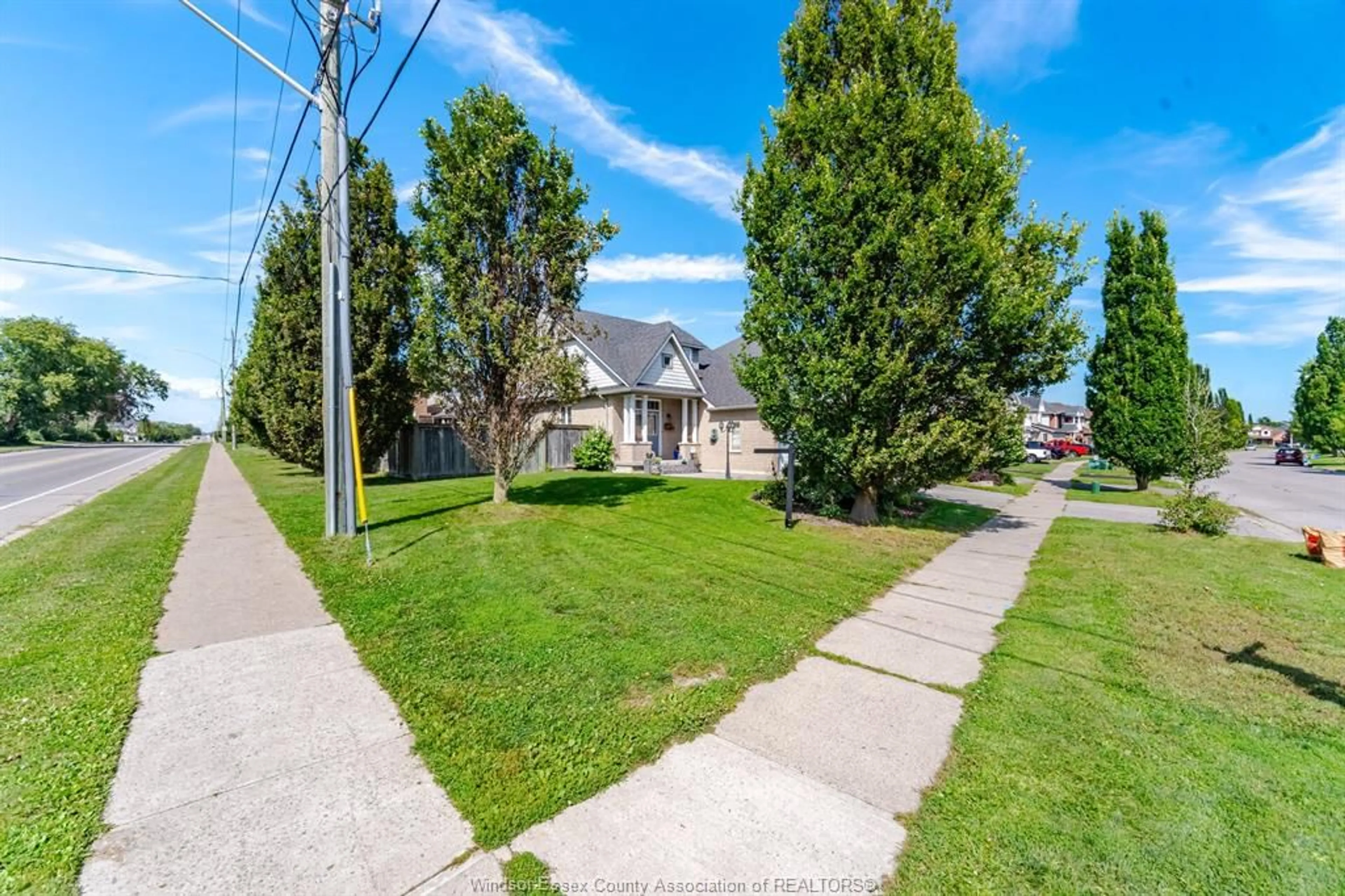 A pic from outside/outdoor area/front of a property/back of a property/a pic from drone, street for 2 SPRUCEWOOD Cres, Bowmanville Ontario L1C 5C6