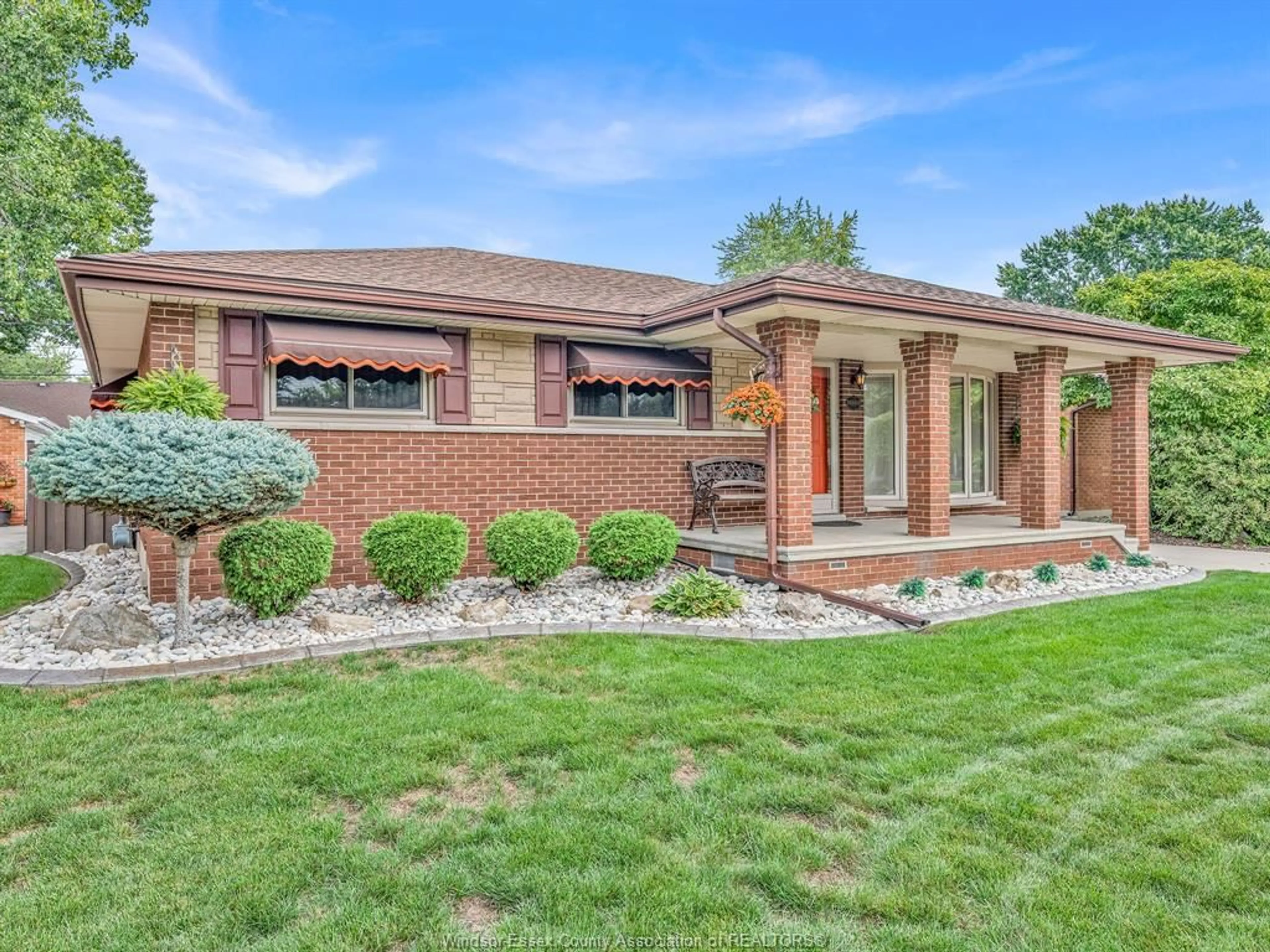 Home with brick exterior material, street for 1048 COVENTRY Crt, Windsor Ontario N8S 2W7