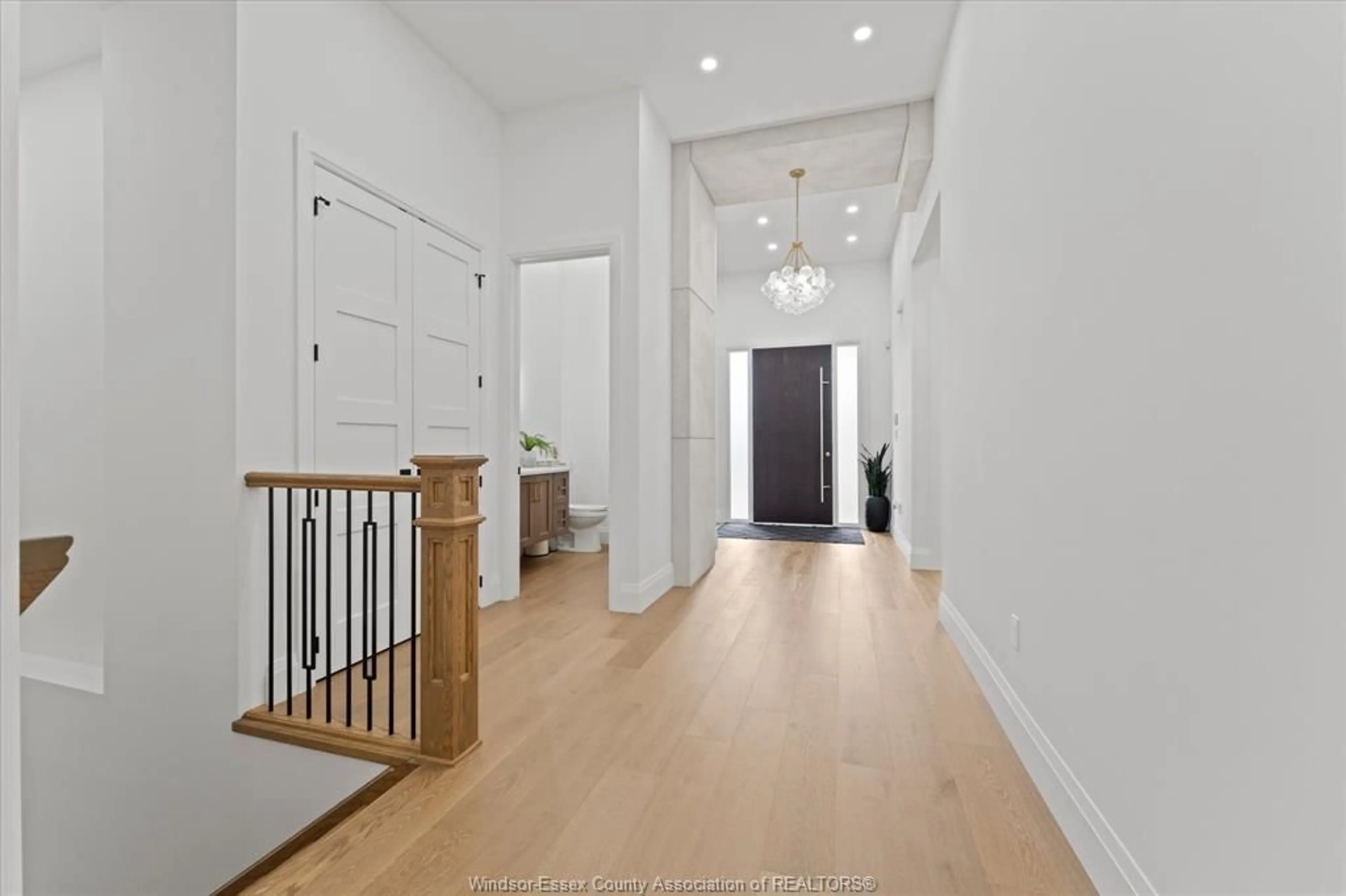 Indoor foyer for 6215 CHESTNUT St, LaSalle Ontario N9H 0R5