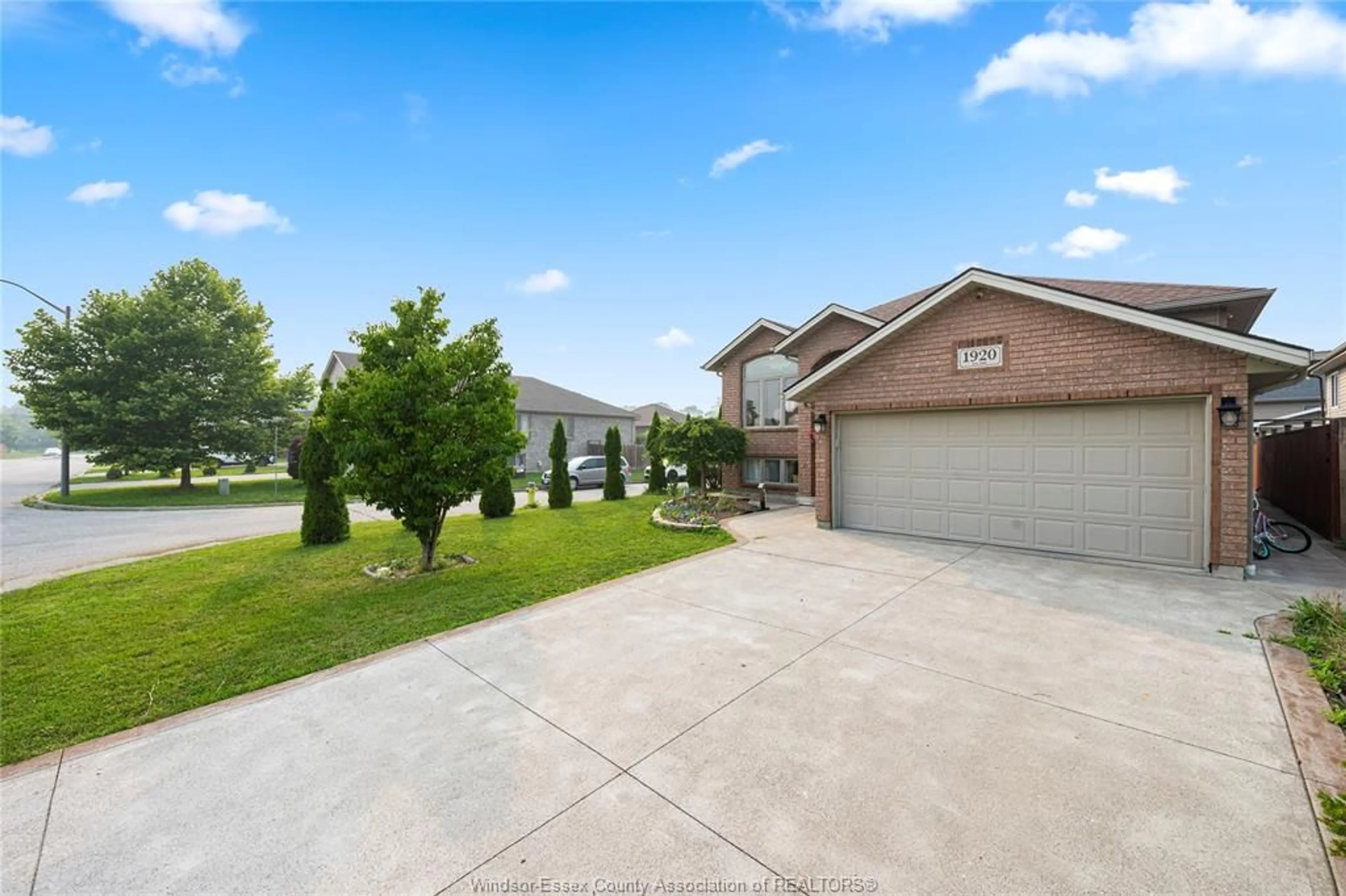 A pic from outside/outdoor area/front of a property/back of a property/a pic from drone, water/lake/river/ocean view for 1920 MANITOBA St, Windsor Ontario N9B 3H8