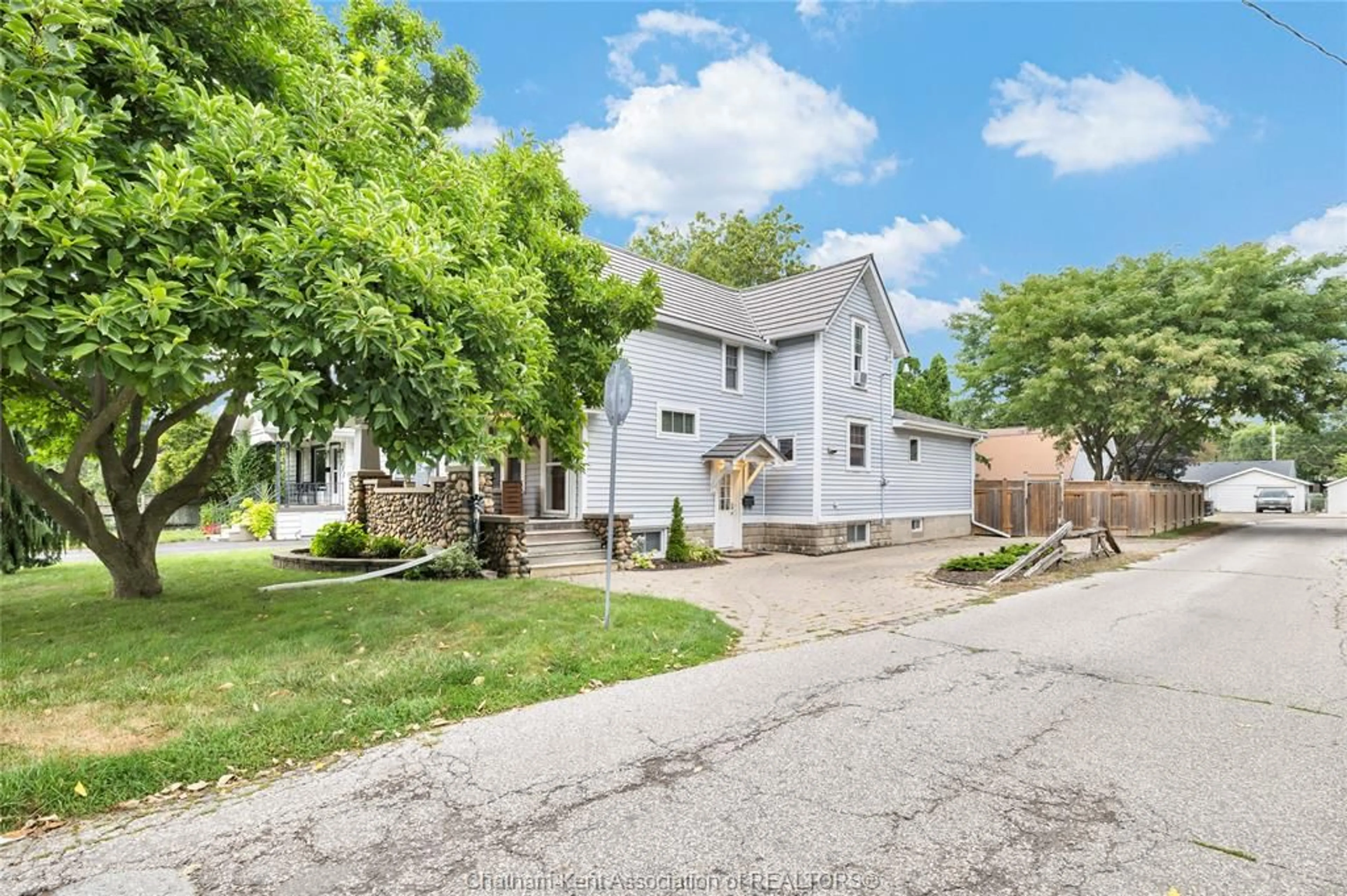 A pic from outside/outdoor area/front of a property/back of a property/a pic from drone, street for 209 JOSEPH St, Chatham-Kent Ontario N7L 3H1