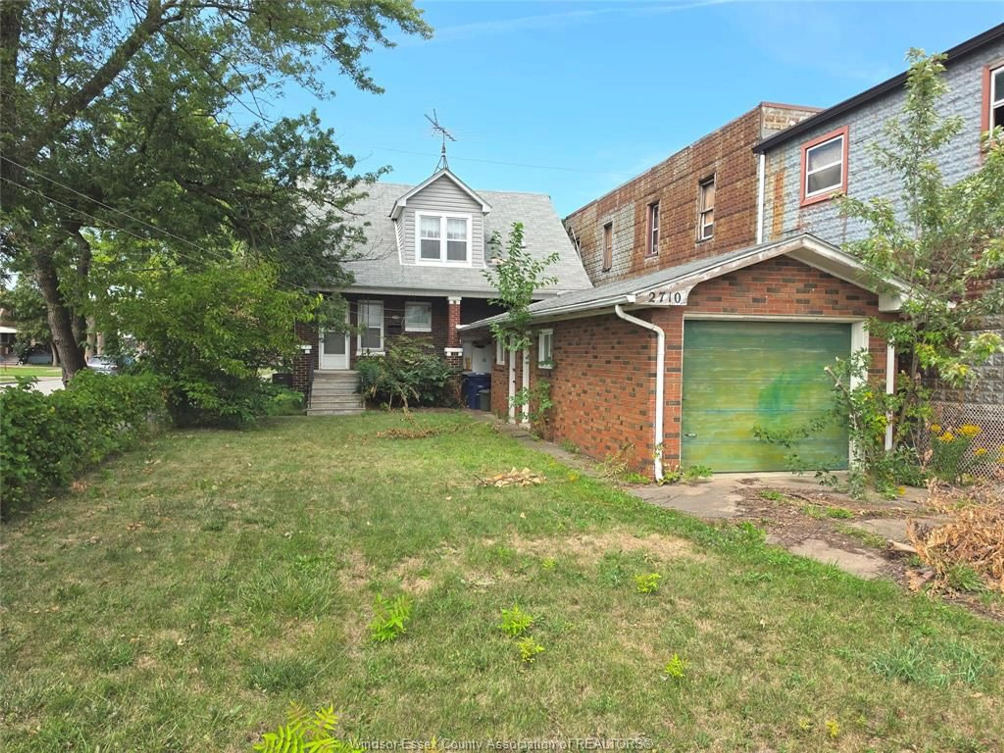 A pic from outside/outdoor area/front of a property/back of a property/a pic from drone, street for 2710 SEMINOLE, Windsor Ontario N8Y 1X8