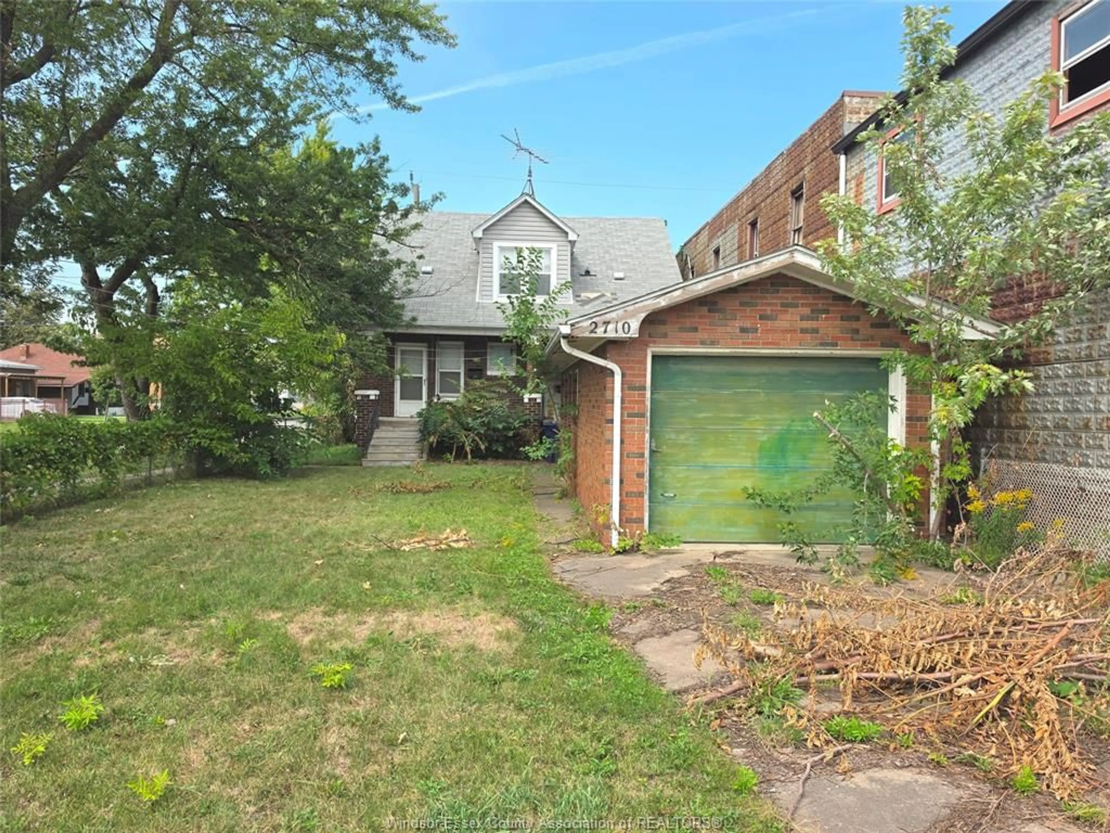 A pic from outside/outdoor area/front of a property/back of a property/a pic from drone, street for 2710 SEMINOLE, Windsor Ontario N8Y 1X8
