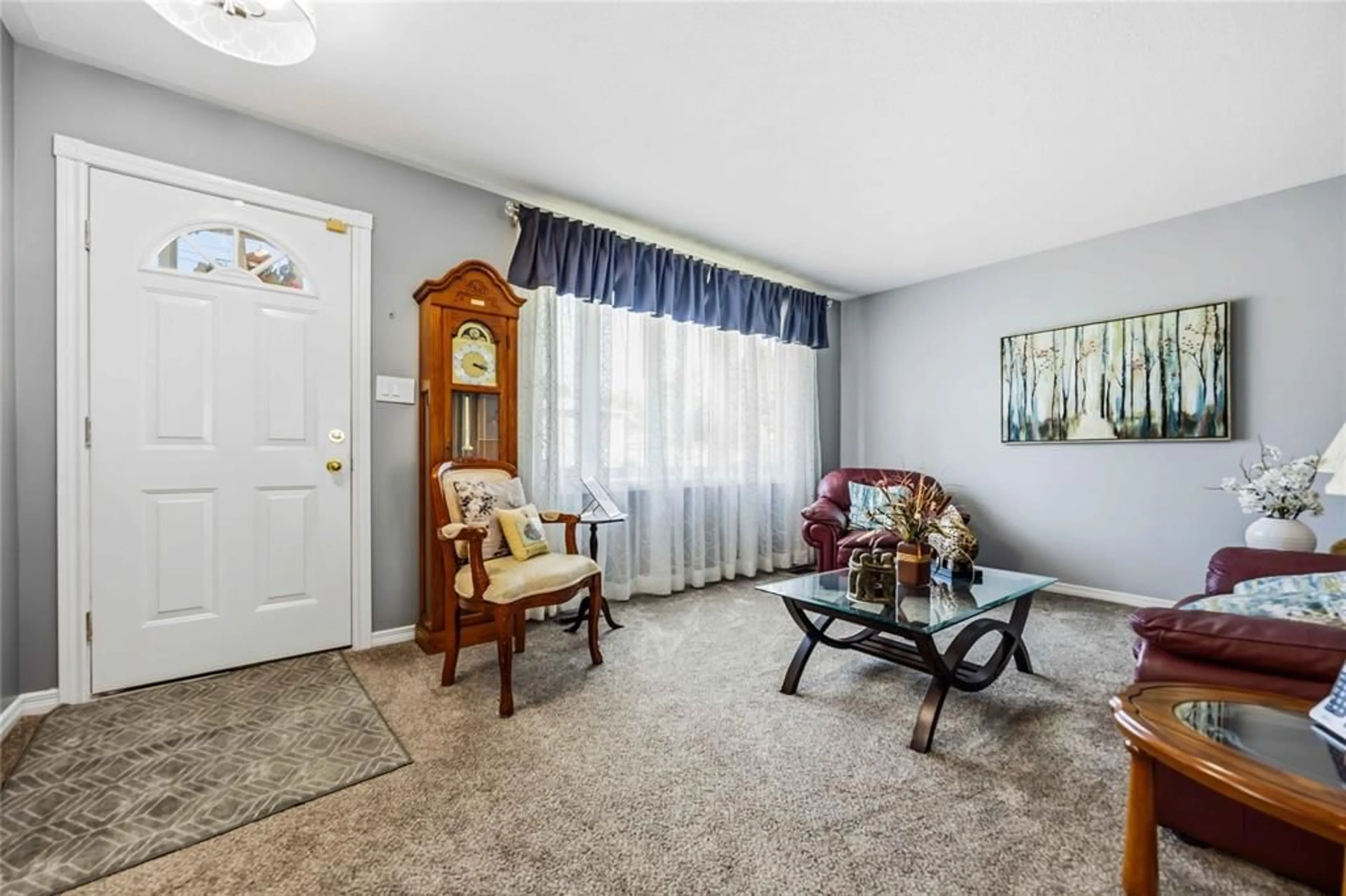 Living room with furniture, carpet floor for 819 WELLINGTON St, Sarnia Ontario N7T 1J4