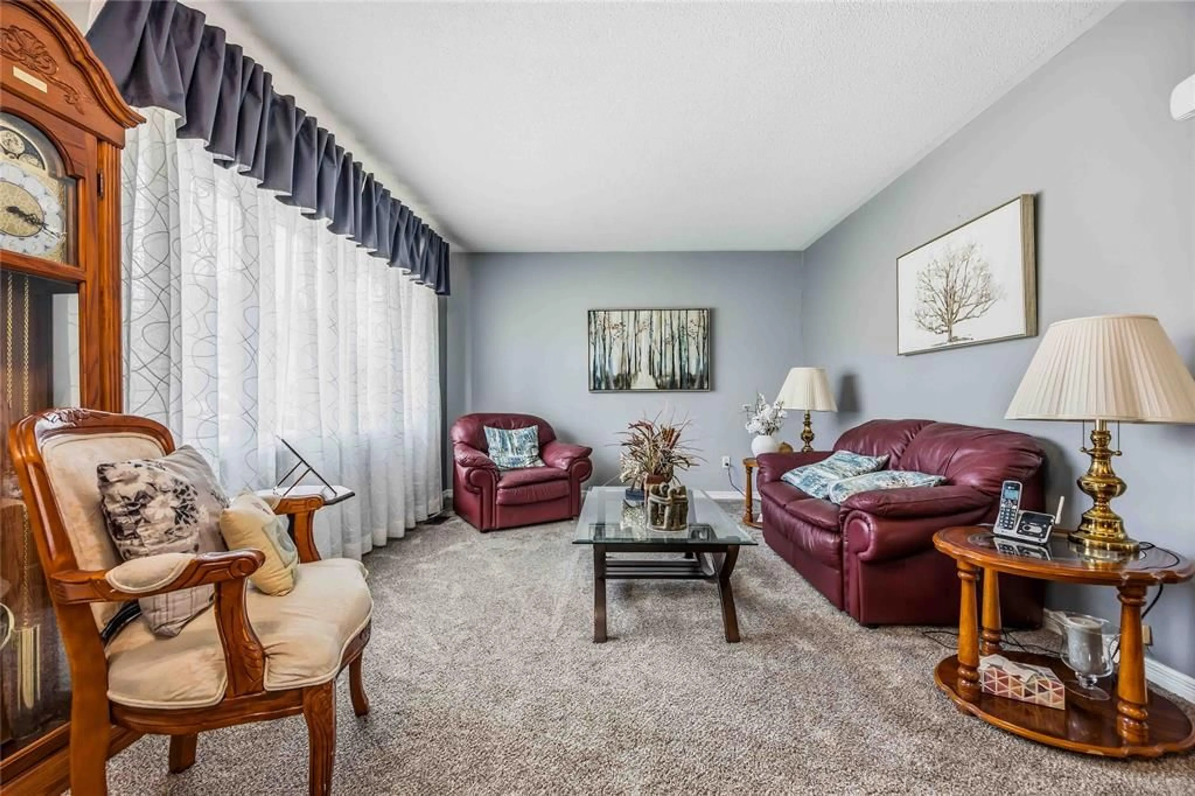 Living room with furniture, carpet floor for 819 WELLINGTON St, Sarnia Ontario N7T 1J4
