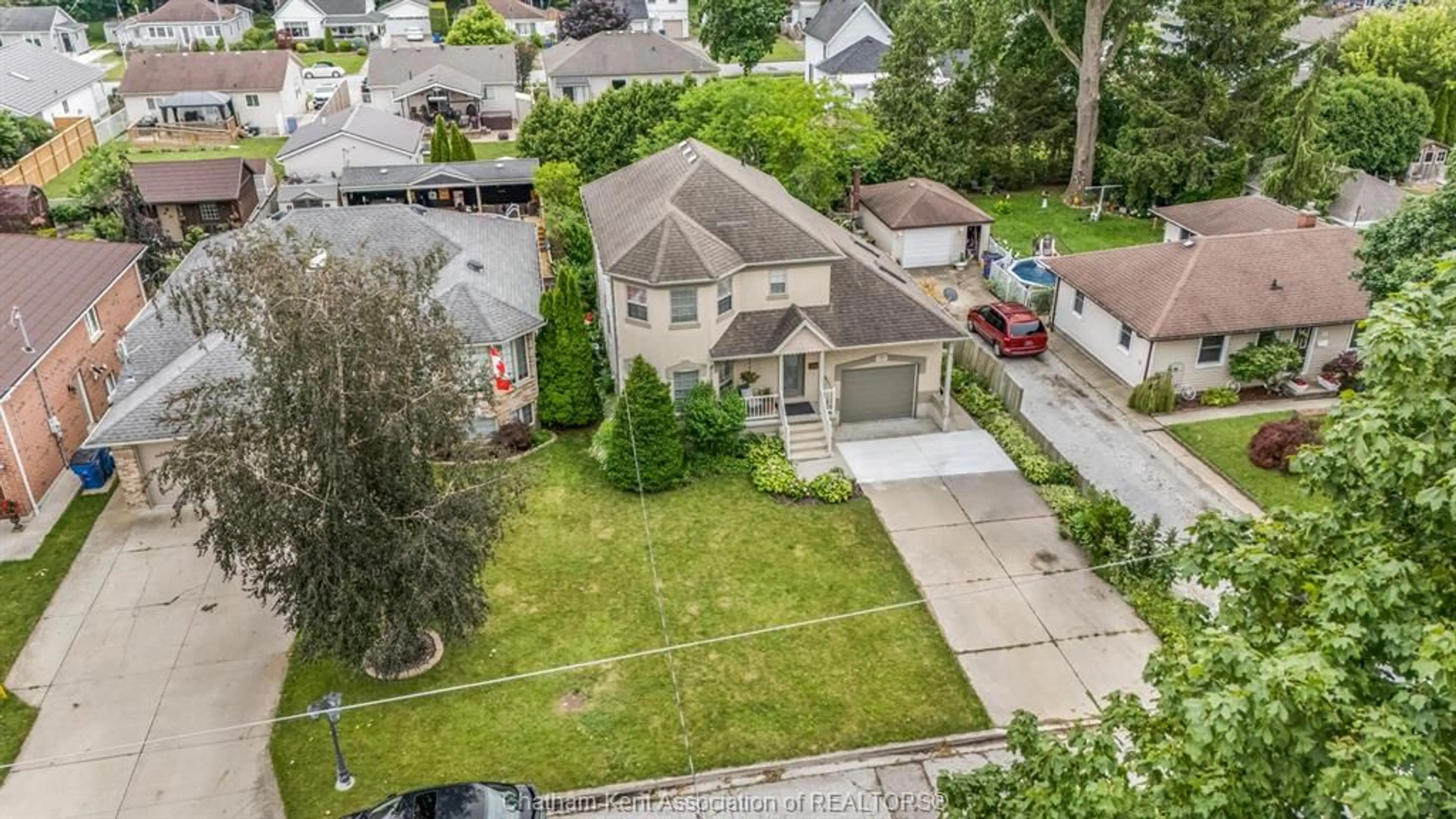 A pic from outside/outdoor area/front of a property/back of a property/a pic from drone, street for 34 Queensway Dr, Chatham Ontario N7M 4G4