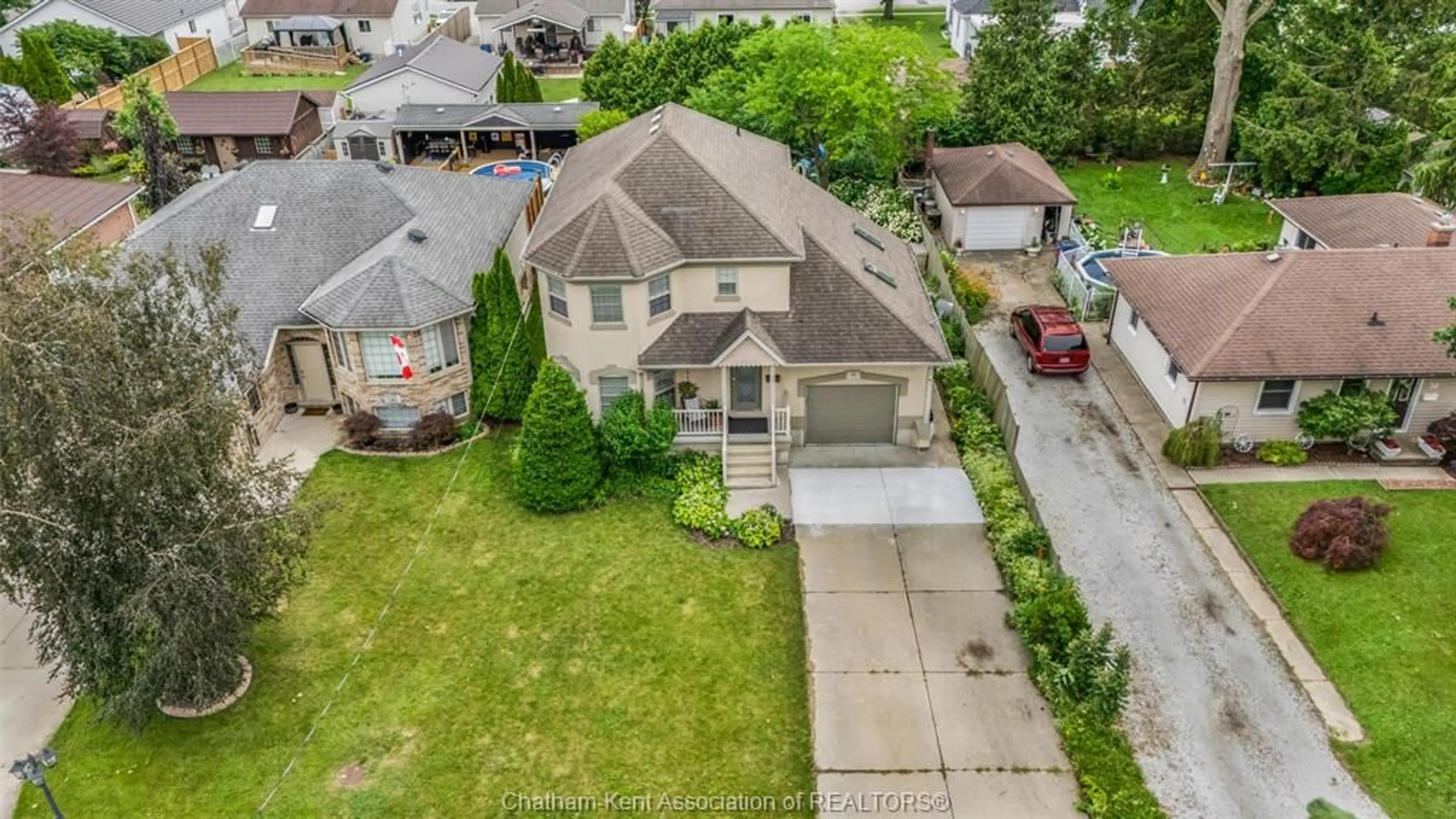 A pic from outside/outdoor area/front of a property/back of a property/a pic from drone, street for 34 Queensway Dr, Chatham Ontario N7M 4G4