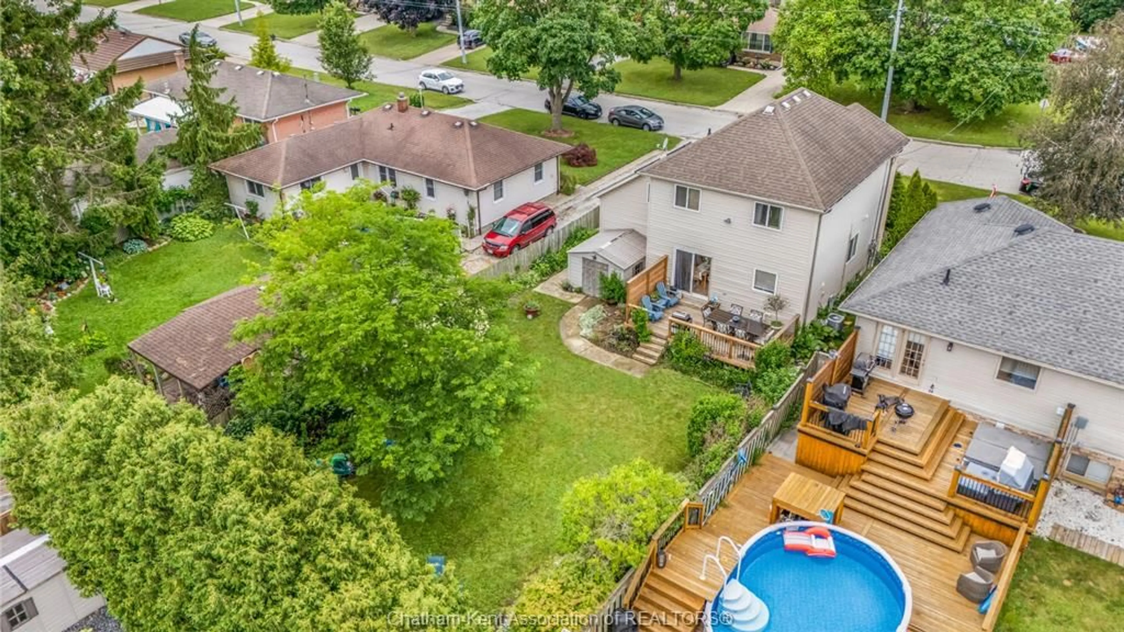 A pic from outside/outdoor area/front of a property/back of a property/a pic from drone, unknown for 34 Queensway Dr, Chatham Ontario N7M 4G4