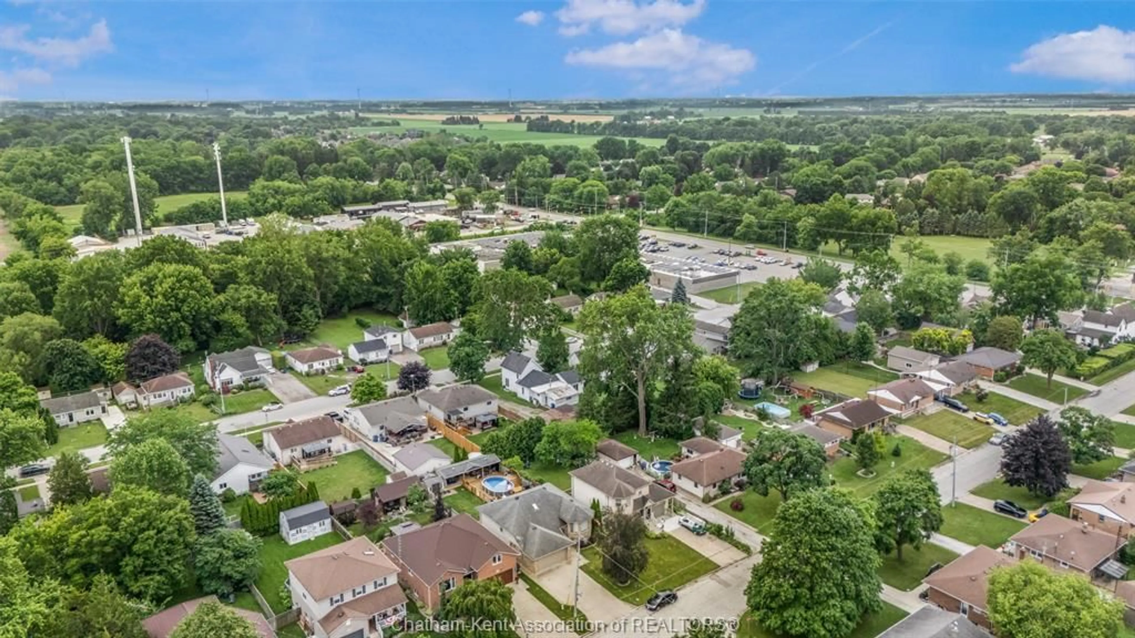A pic from outside/outdoor area/front of a property/back of a property/a pic from drone, unknown for 34 Queensway Dr, Chatham Ontario N7M 4G4