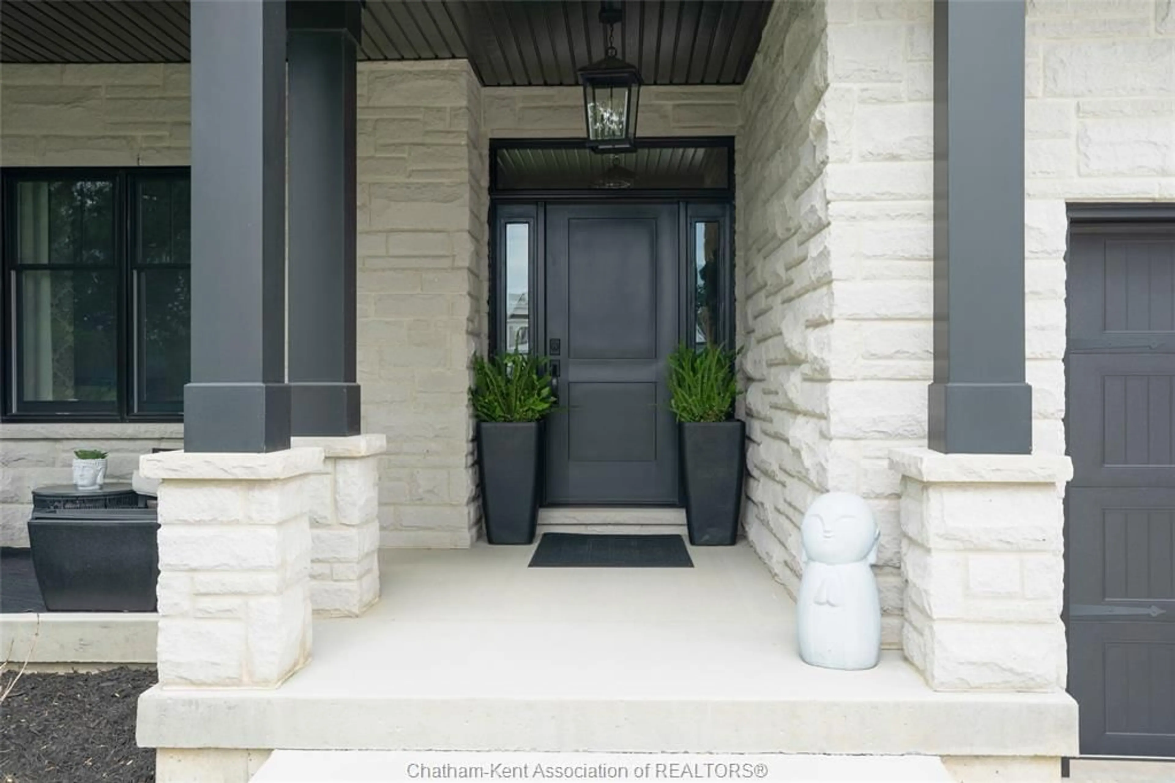 Indoor entryway for 21267 Adams Cres, Mckay's Corners Ontario N7M 5J3