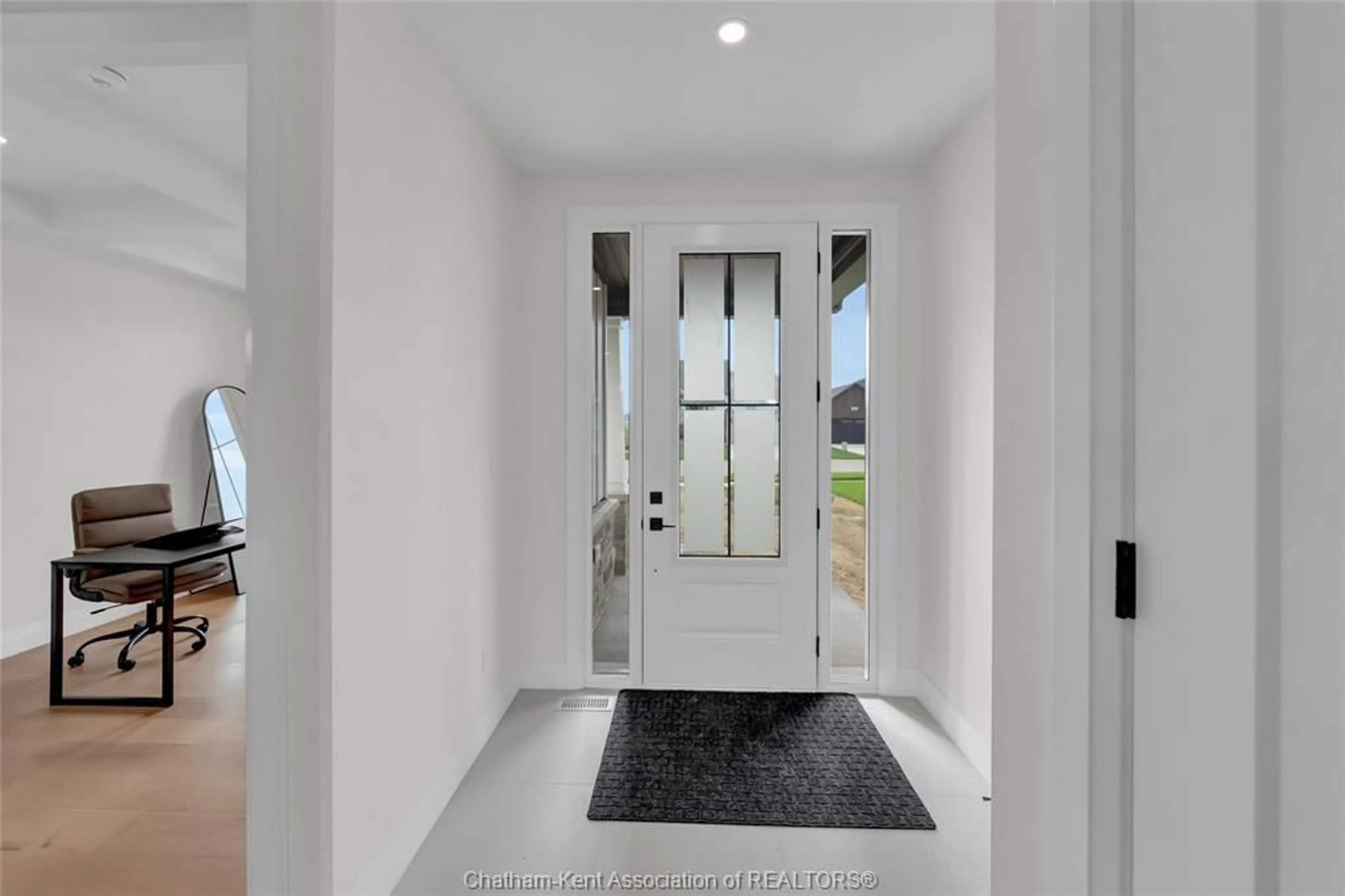 Indoor entryway for 168 Rosewood Cres, Chatham Ontario N7M 0V4