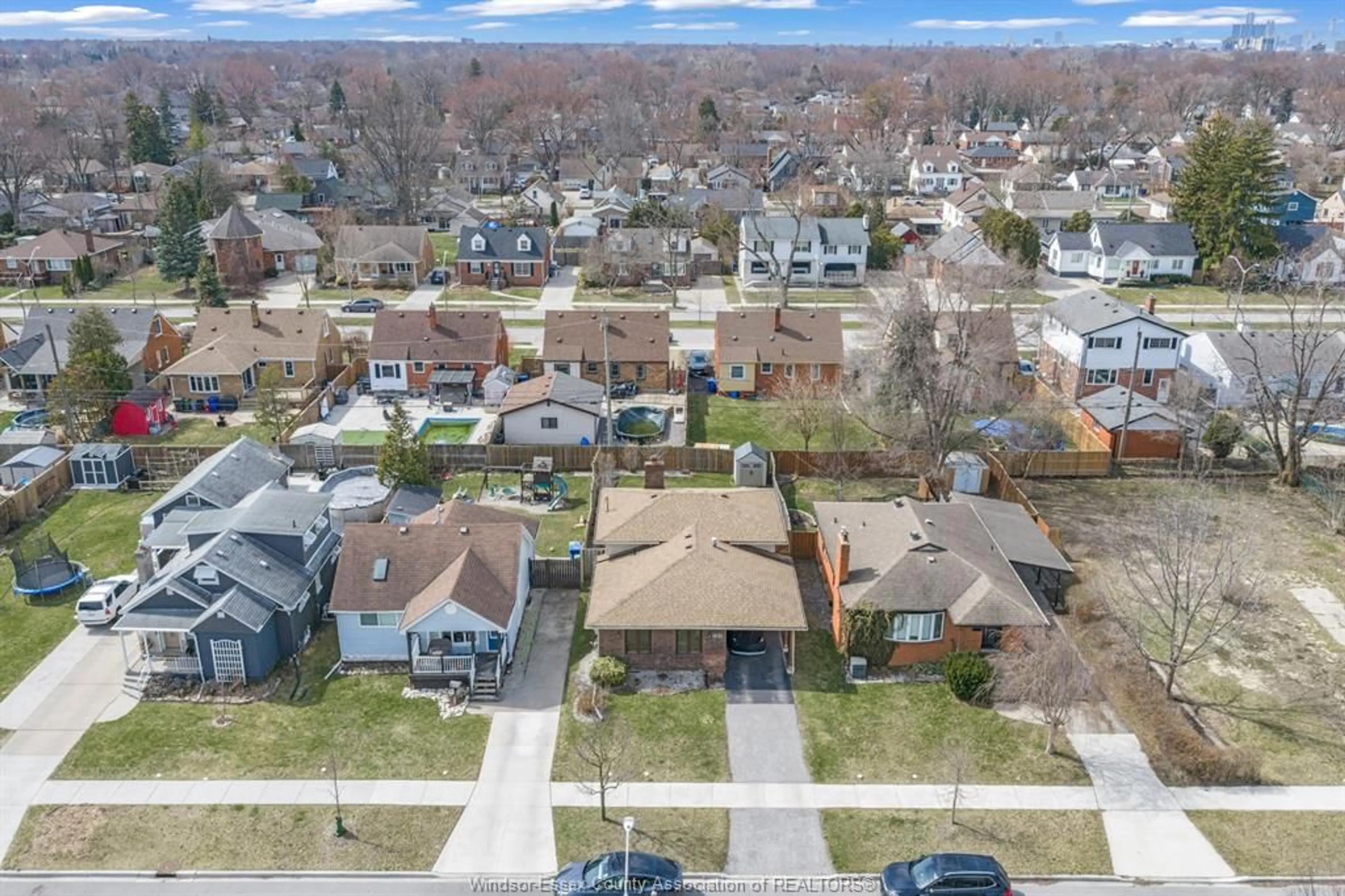 A pic from outside/outdoor area/front of a property/back of a property/a pic from drone, street for 1031 EASTLAWN, Windsor Ontario N8S 3H8