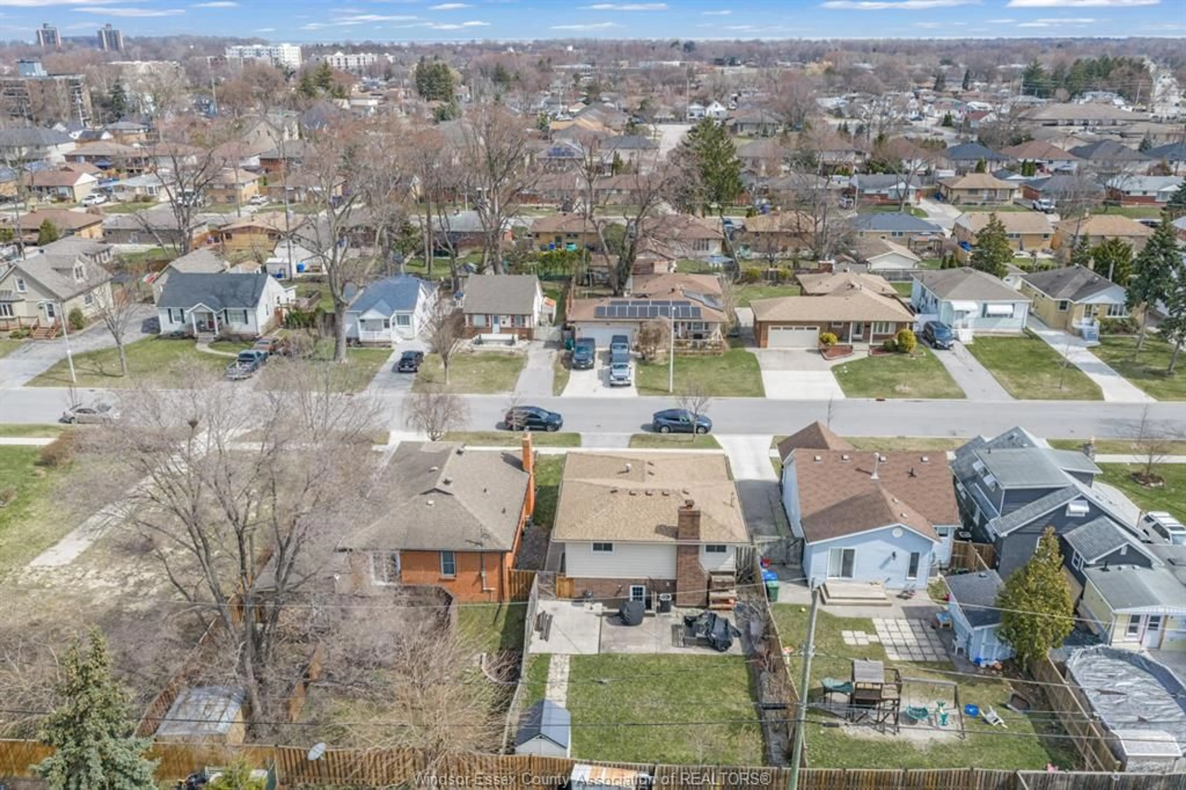 A pic from outside/outdoor area/front of a property/back of a property/a pic from drone, street for 1031 EASTLAWN, Windsor Ontario N8S 3H8