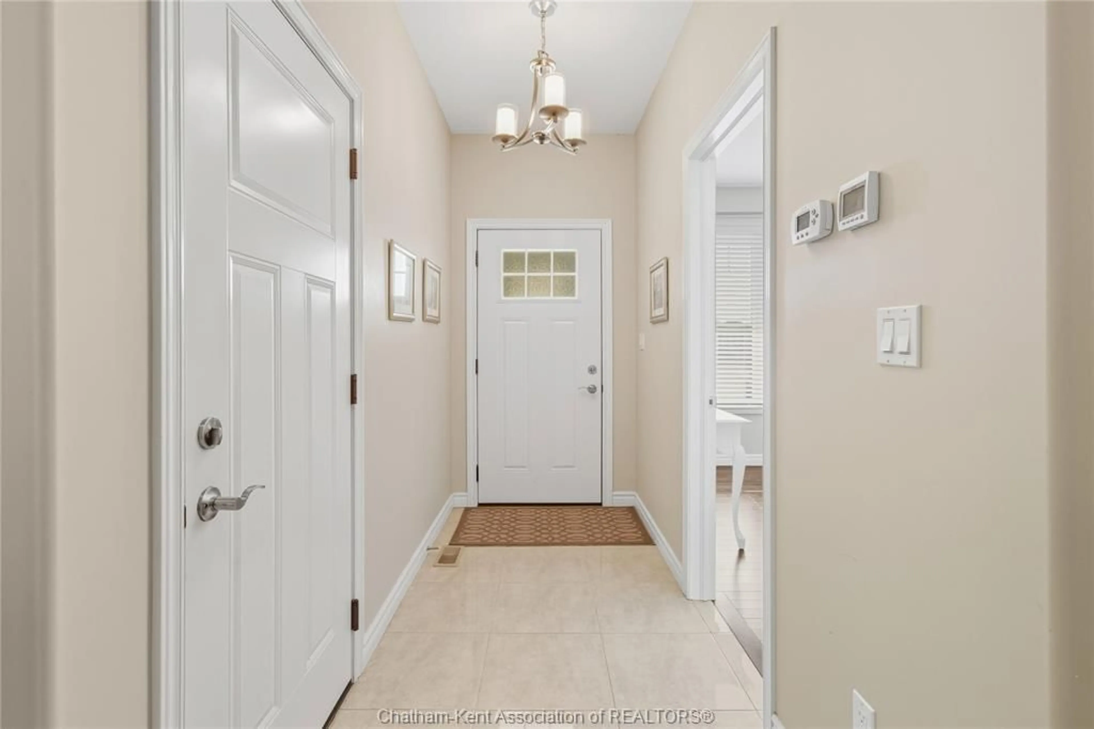 Indoor entryway for 113 COTTAGE Pl, Chatham Ontario N7L 0B7