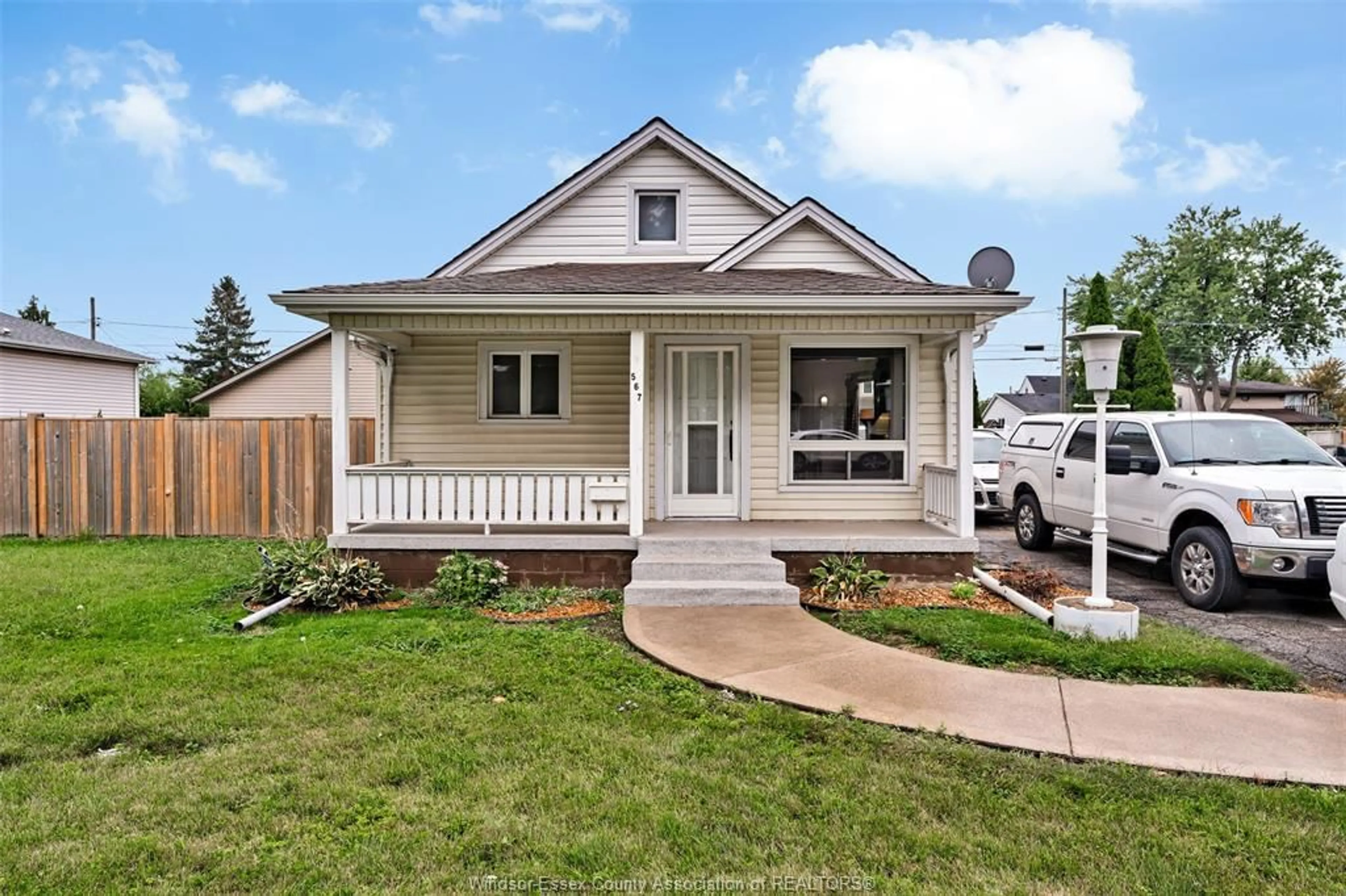 Home with vinyl exterior material, street for 567 EDINBOROUGH, Windsor Ontario N8X 3C5