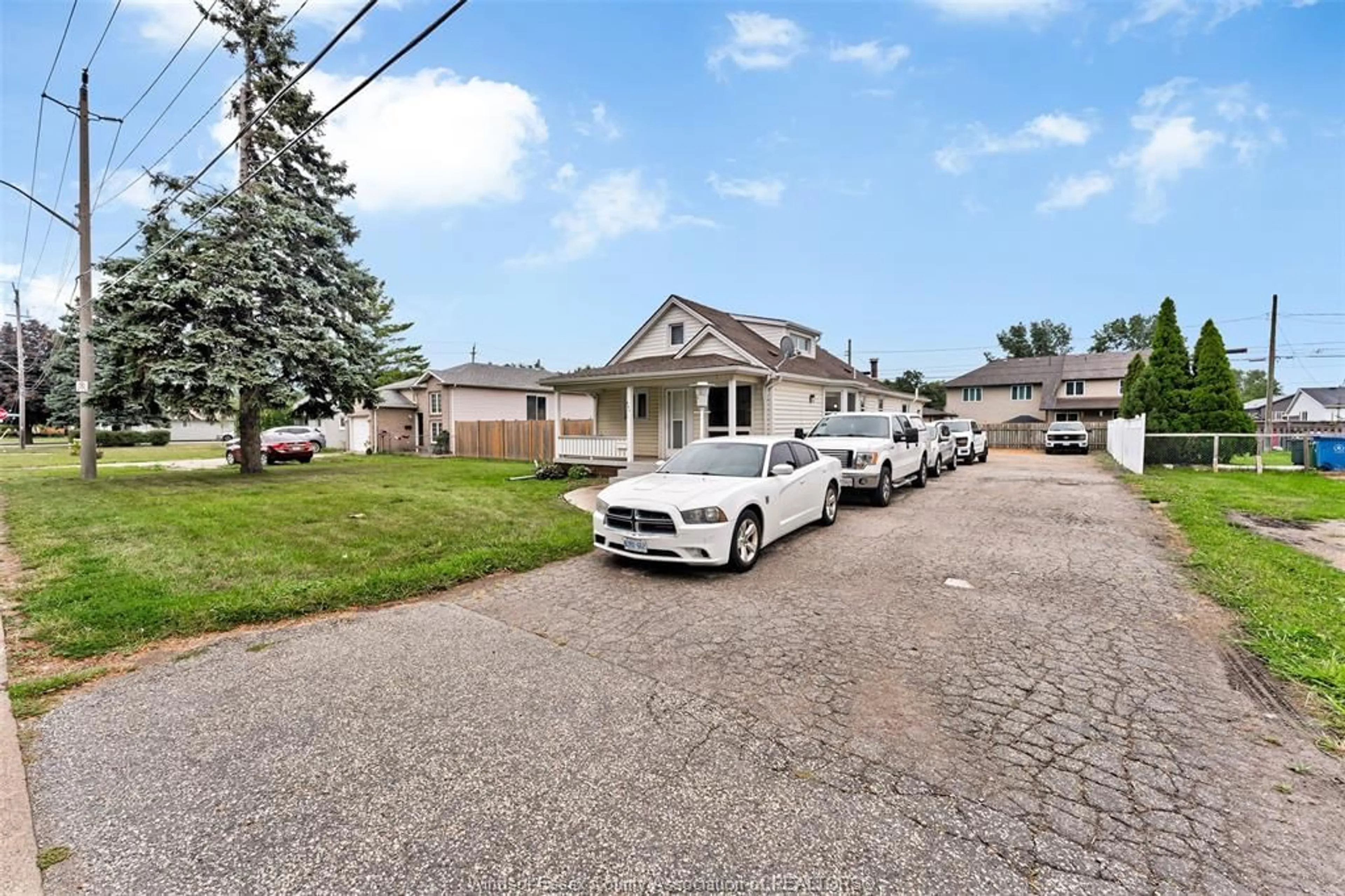 A pic from outside/outdoor area/front of a property/back of a property/a pic from drone, street for 567 EDINBOROUGH, Windsor Ontario N8X 3C5