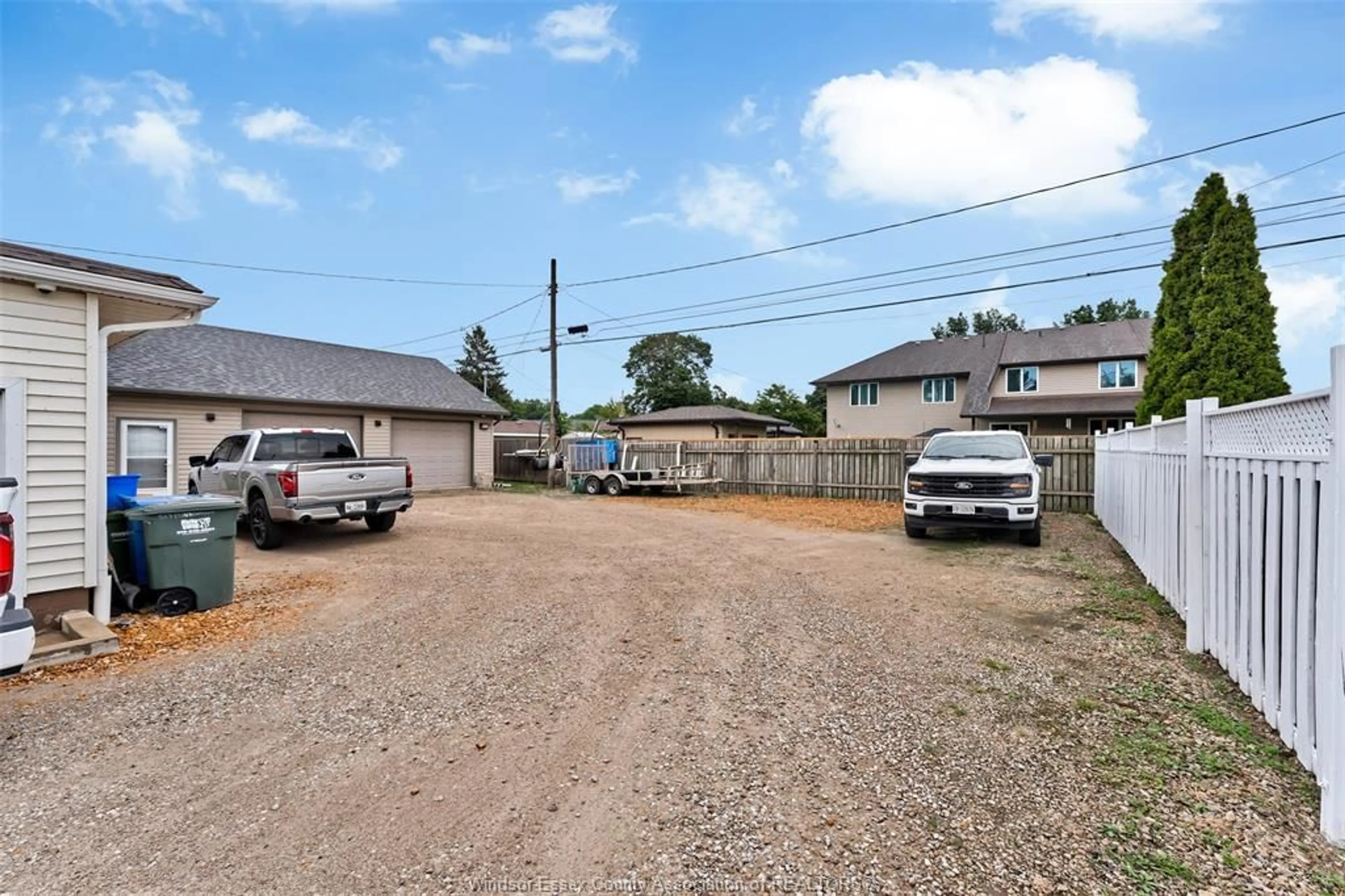 A pic from outside/outdoor area/front of a property/back of a property/a pic from drone, street for 567 EDINBOROUGH, Windsor Ontario N8X 3C5