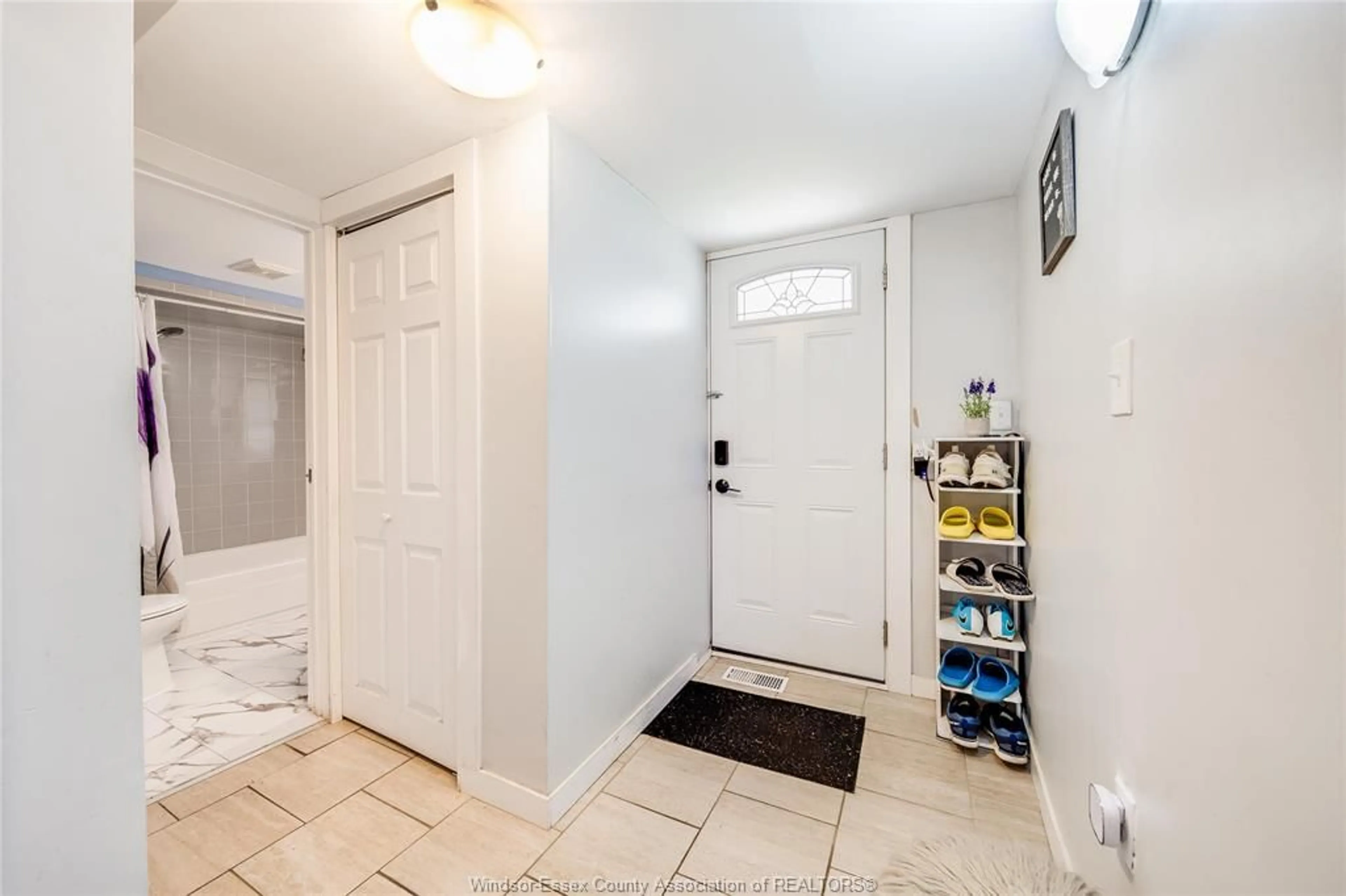 Indoor entryway for 2628 MEIGHEN Rd, Windsor Ontario N8W 4C5