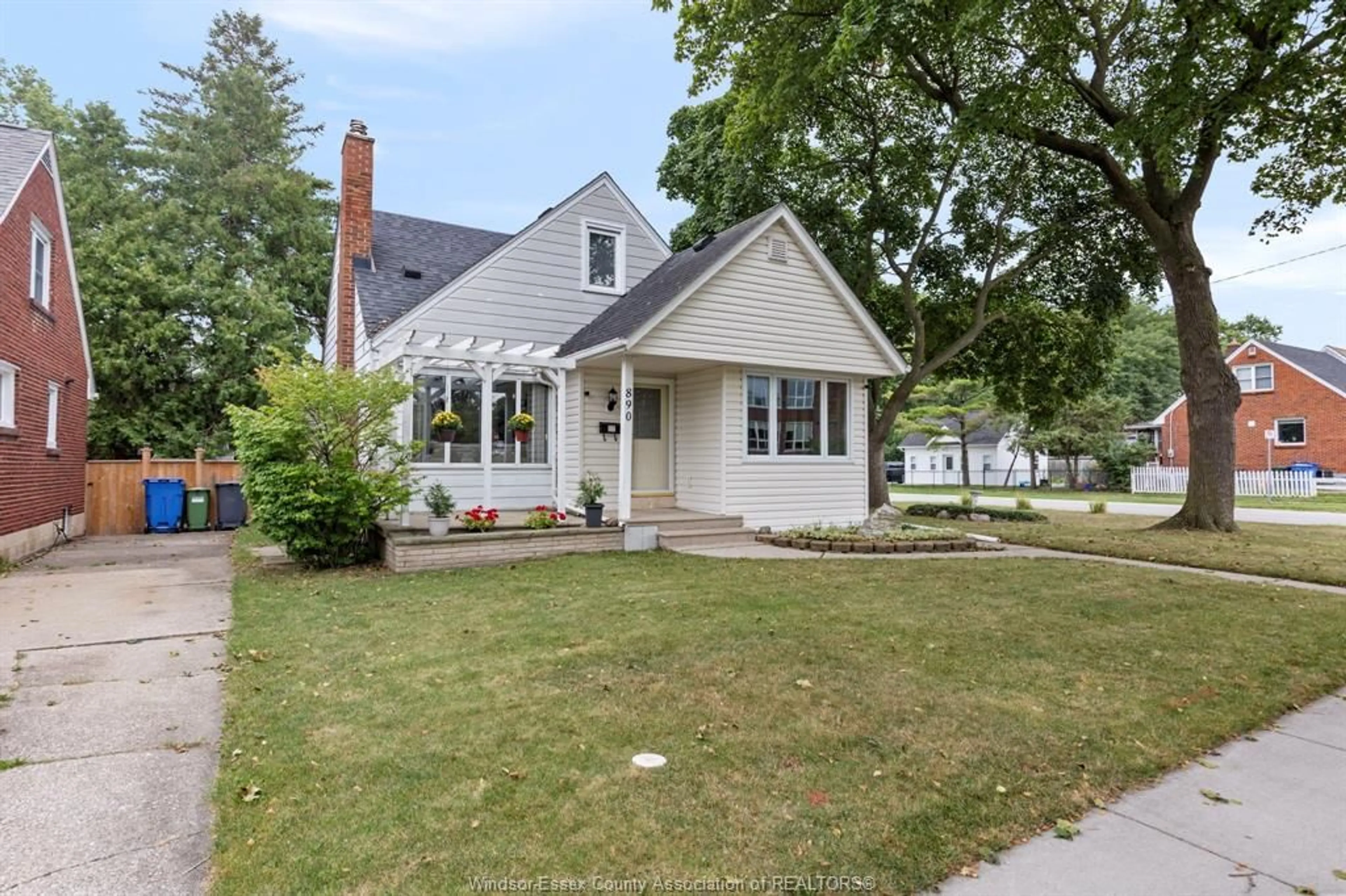 Home with vinyl exterior material, street for 890 GLIDDEN, Windsor Ontario N8S 2N5