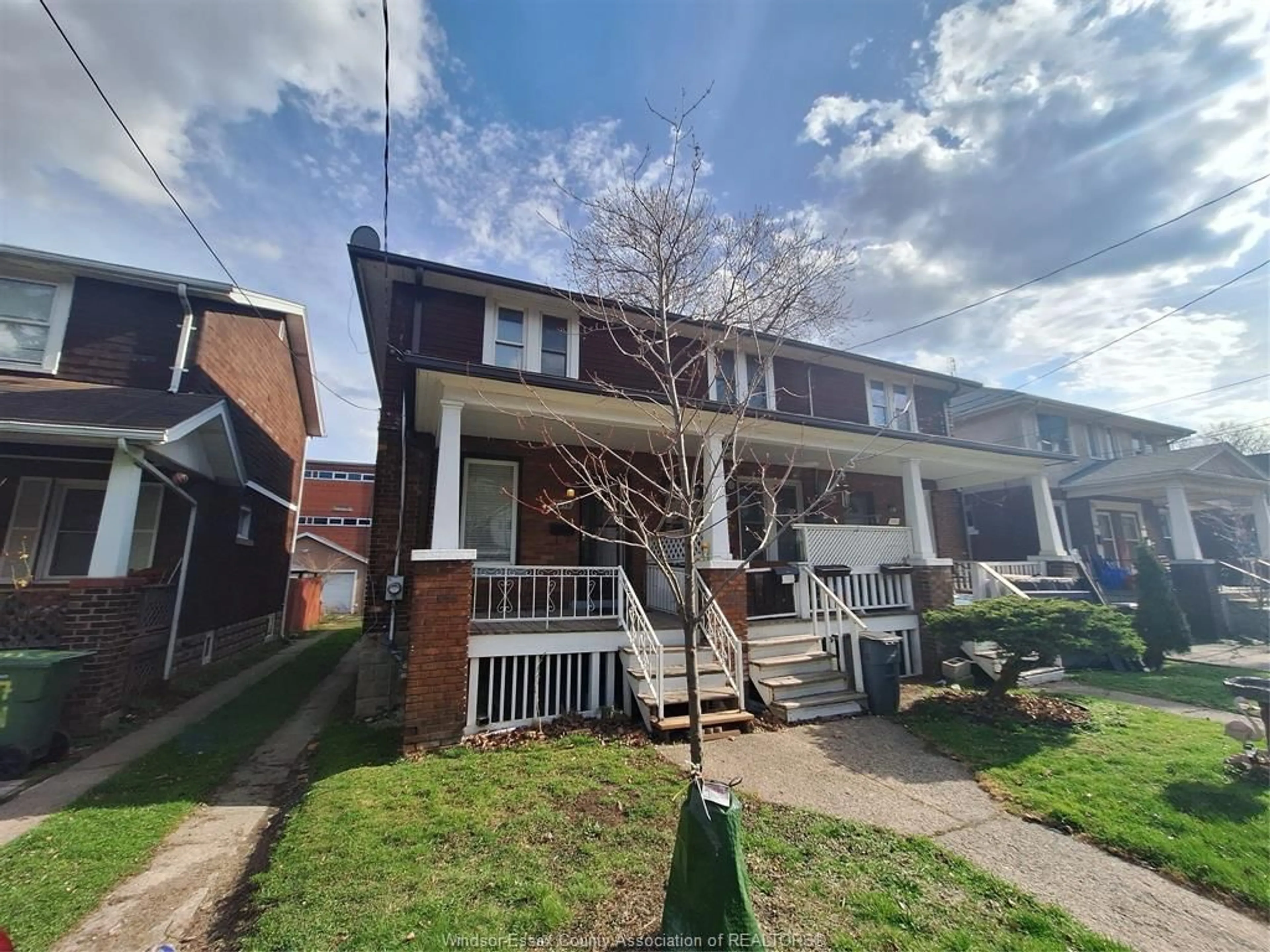 A pic from outside/outdoor area/front of a property/back of a property/a pic from drone, street for 3219 LINWOOD Pl, Windsor Ontario N9C 1P9