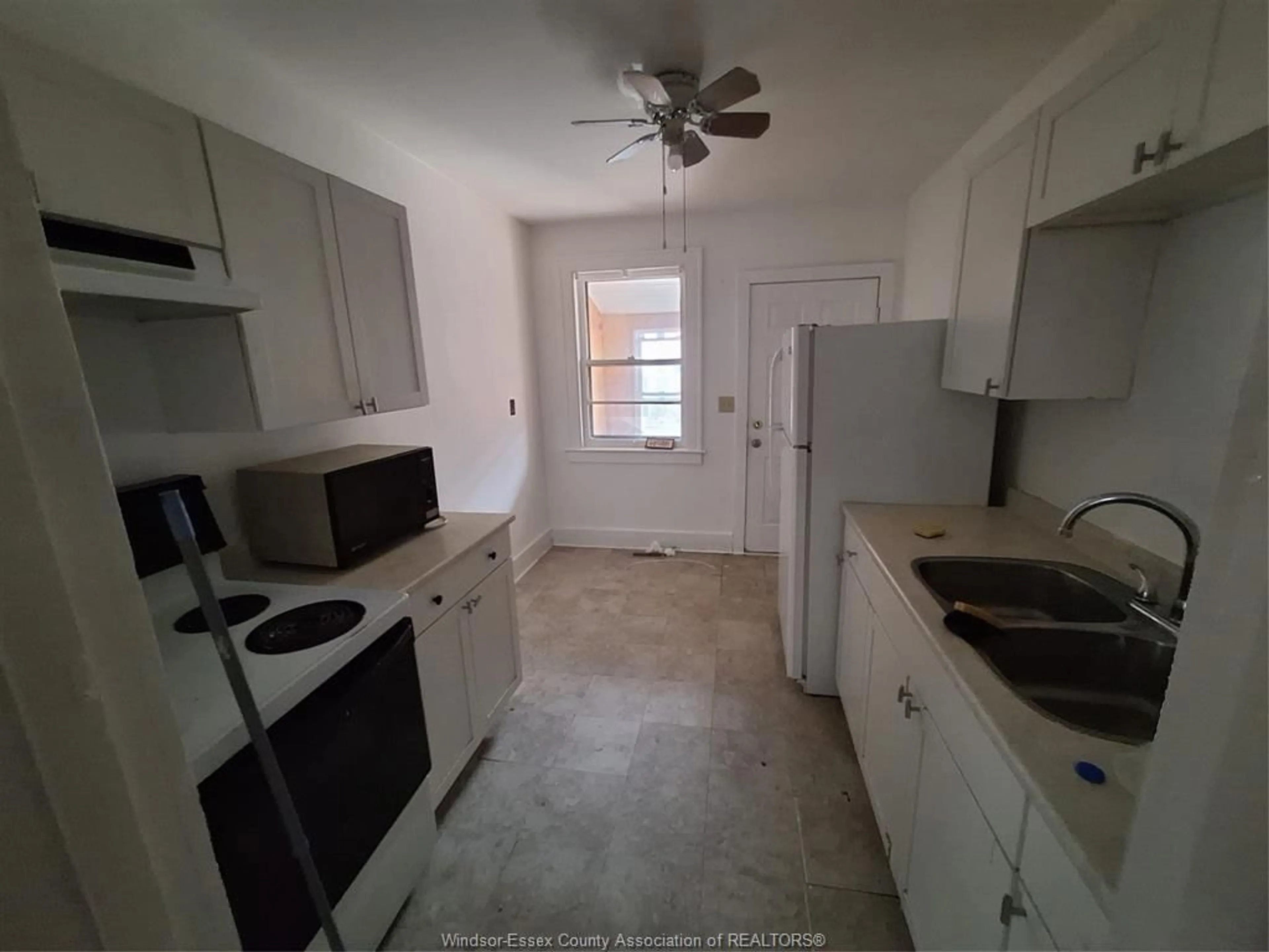 Standard kitchen, unknown for 3219 LINWOOD Pl, Windsor Ontario N9C 1P9