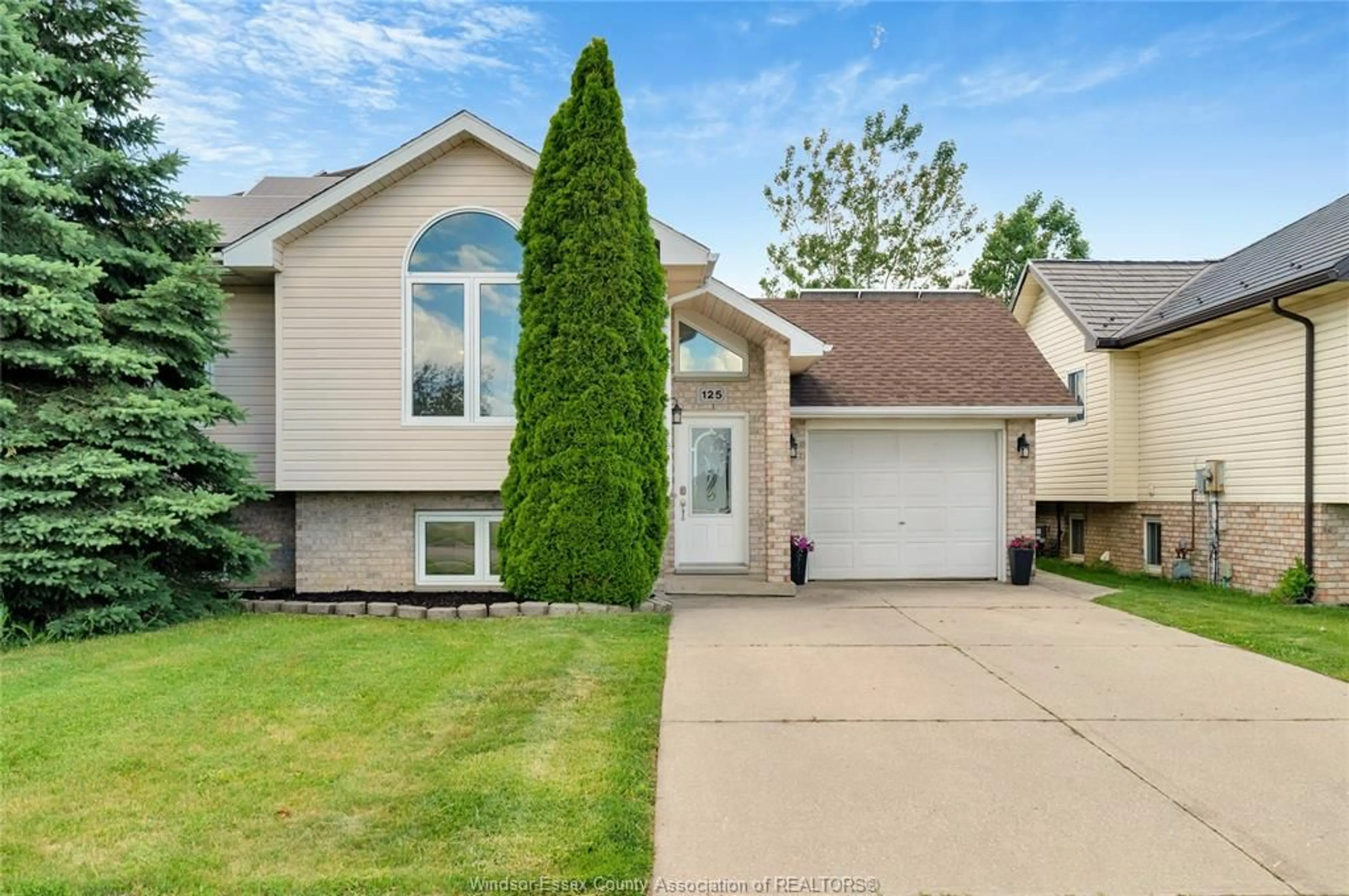 Home with vinyl exterior material, street for 125 QUEEN St, Tilbury Ontario N0P 2P0