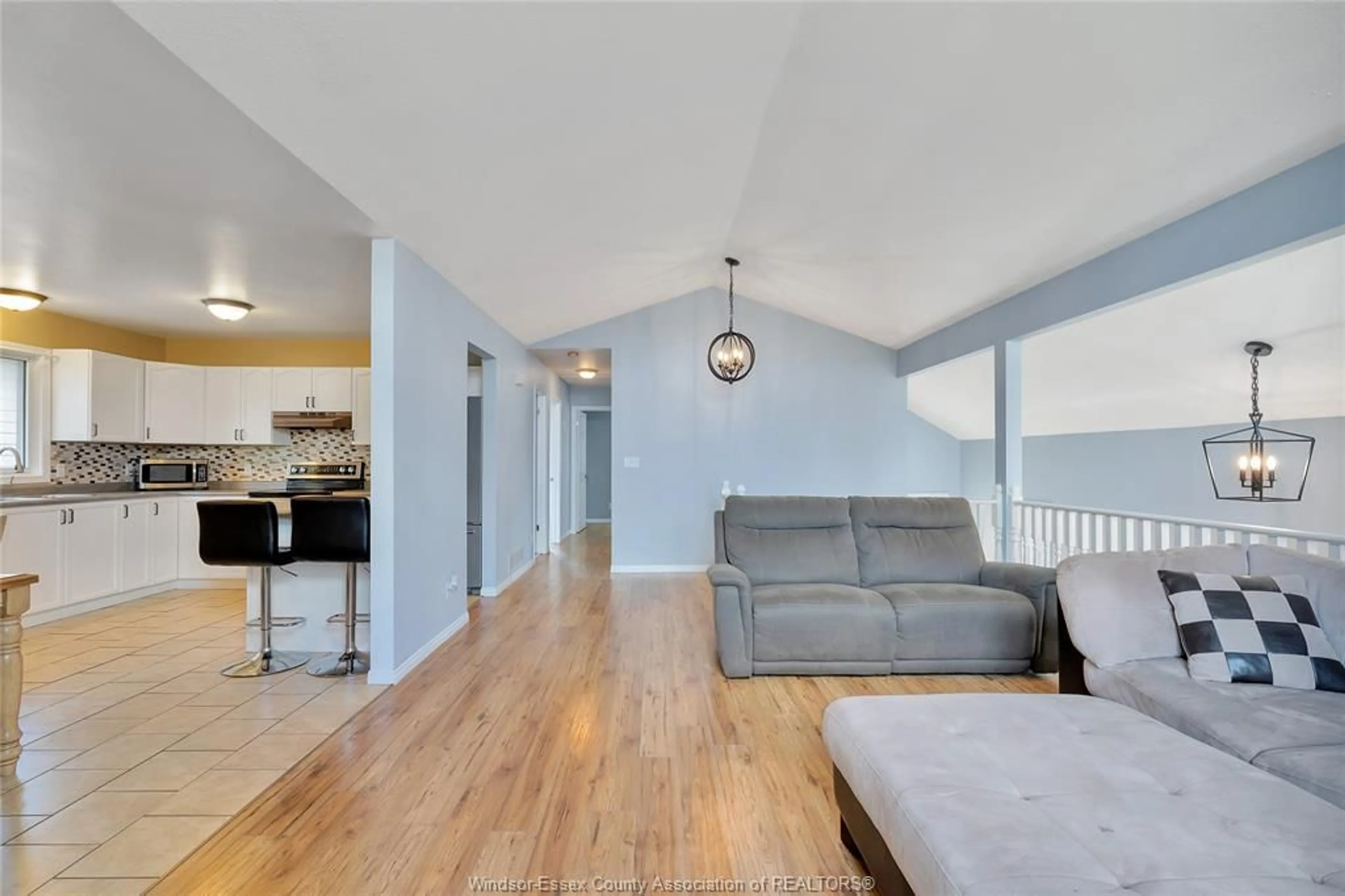 Living room with furniture, wood/laminate floor for 125 QUEEN St, Tilbury Ontario N0P 2P0