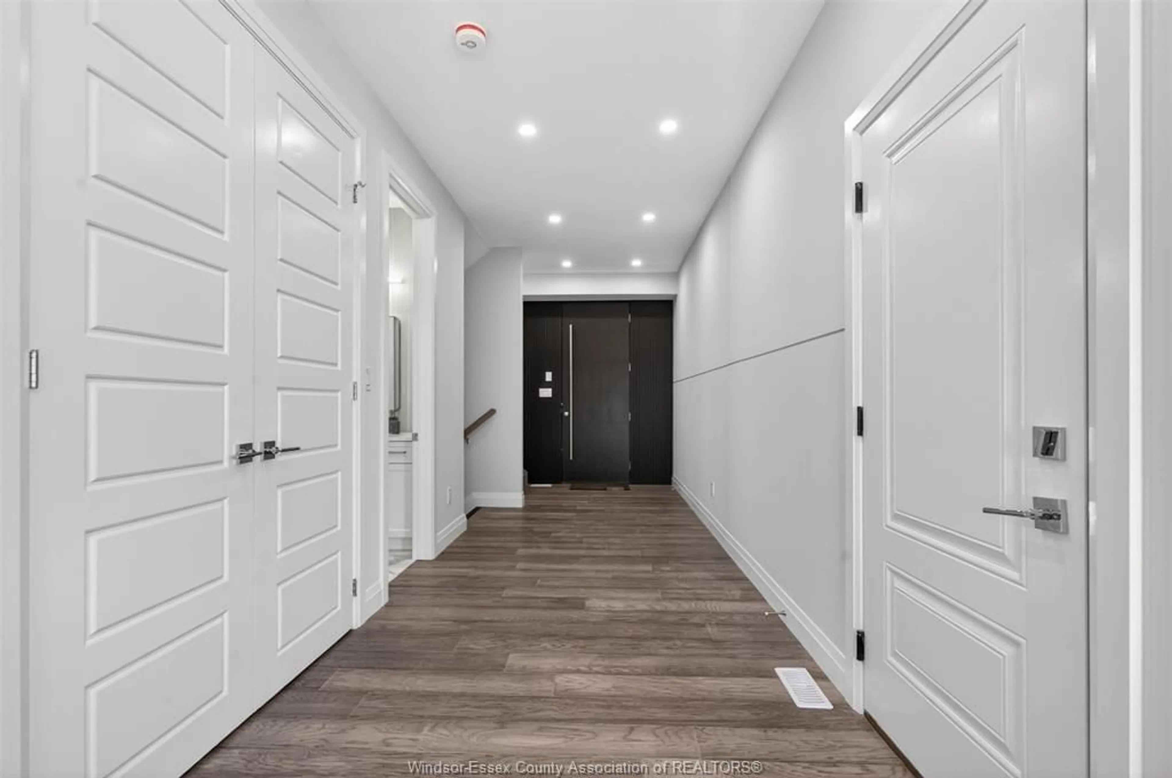 Indoor entryway for 116 Bear St, Essex Ontario N8M 0A9
