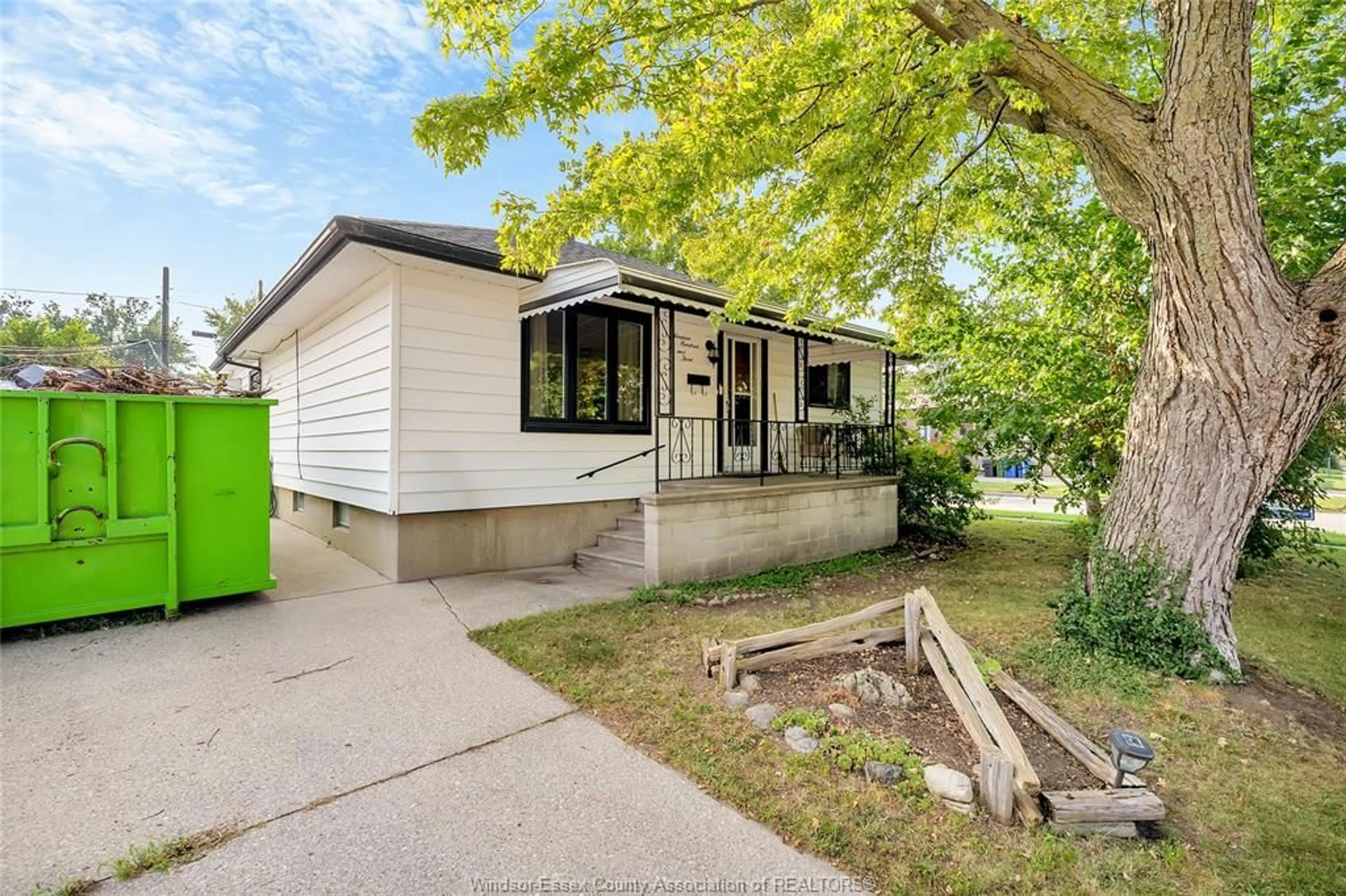 A pic from outside/outdoor area/front of a property/back of a property/a pic from drone, street for 1903 ELLROSE Ave, Windsor Ontario N8W 4V1
