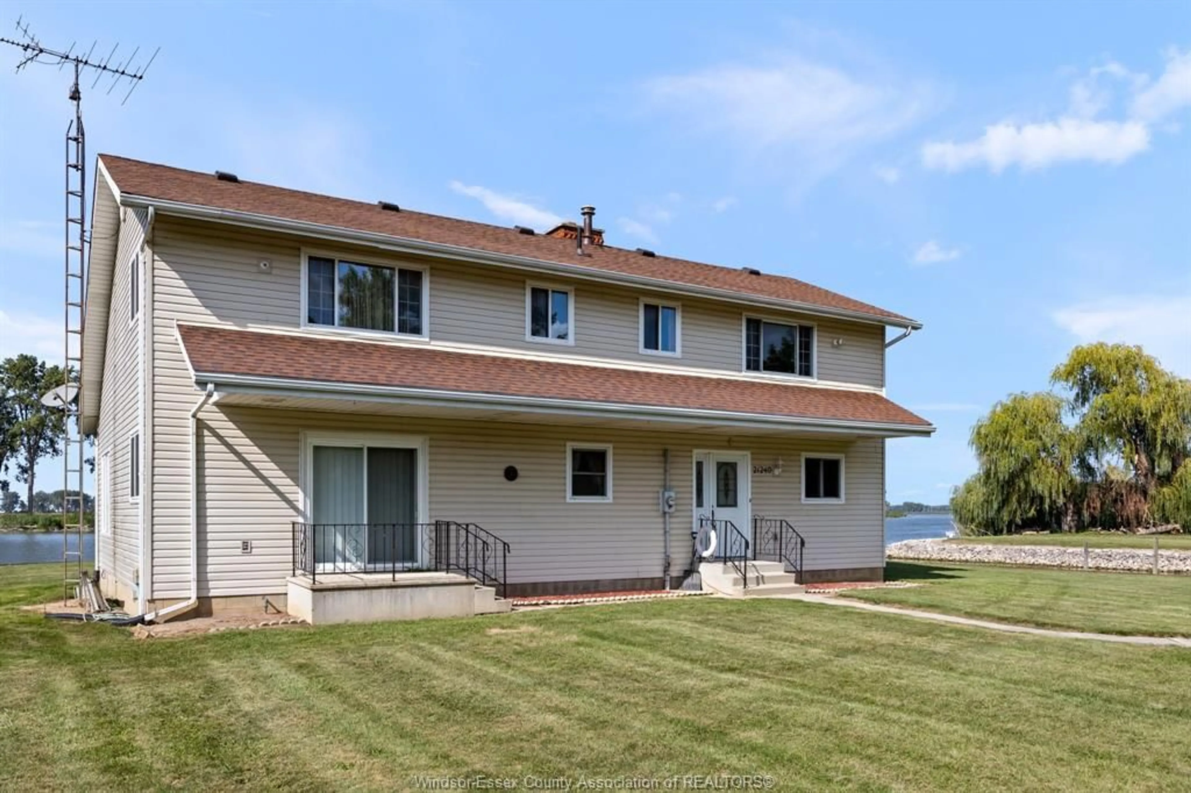Home with vinyl exterior material, water/lake/river/ocean view for 21240 DOCKSIDE, Tilbury North Ontario N0P 1L0