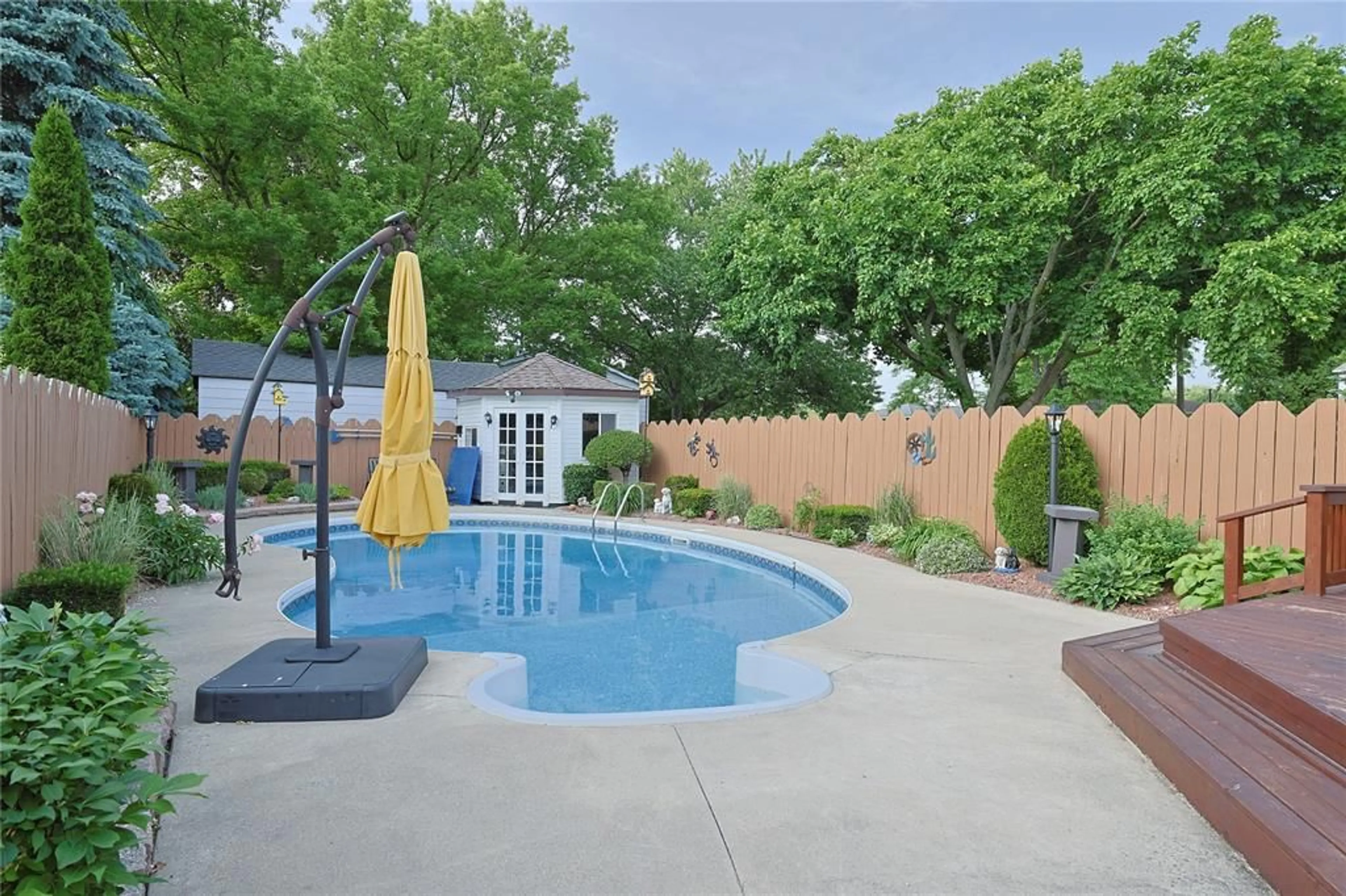 Pool for 1103 CARDIFF Crt, Sarnia Ontario N7S 4B6
